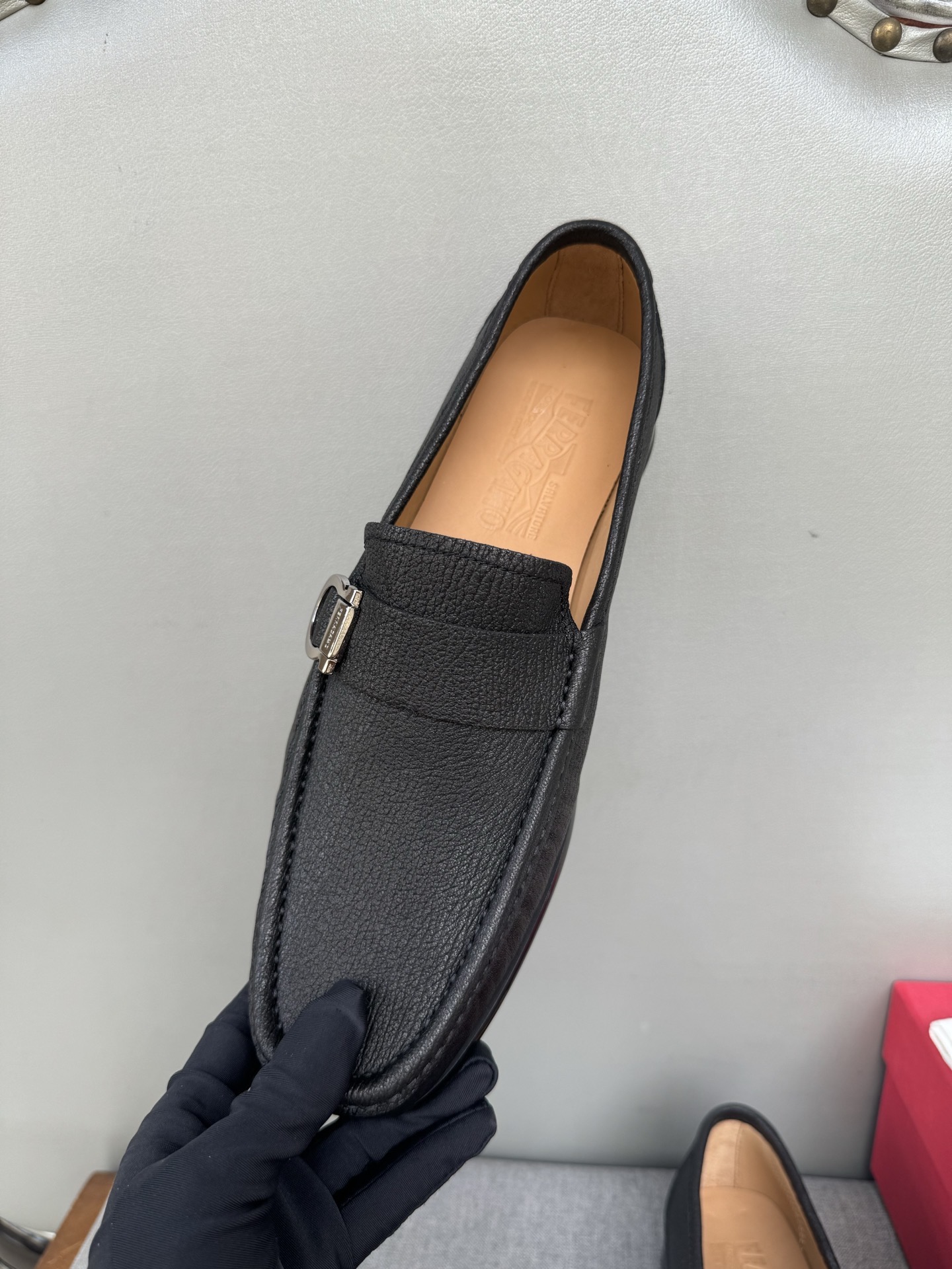 Лоферы мужские в стиле Ferragamo Gancini из натуральной кожи черного цвета