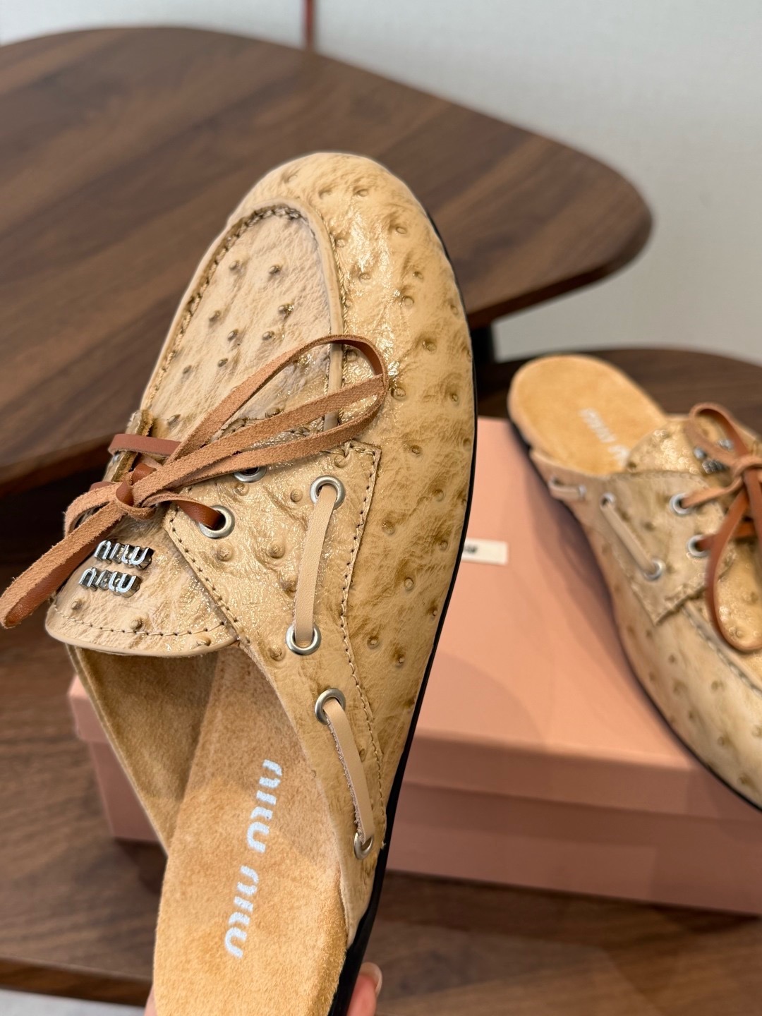 Мюли женские Miu Miu бежевого цвета