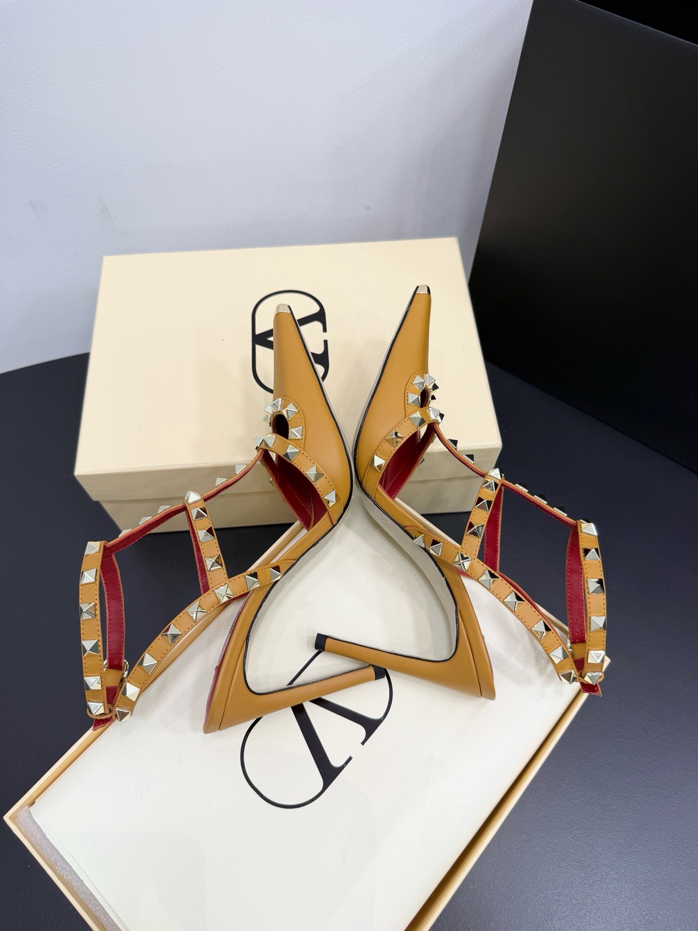 Босоножки женские в стиле Valentino Garavani Rockstud горчичного цвета