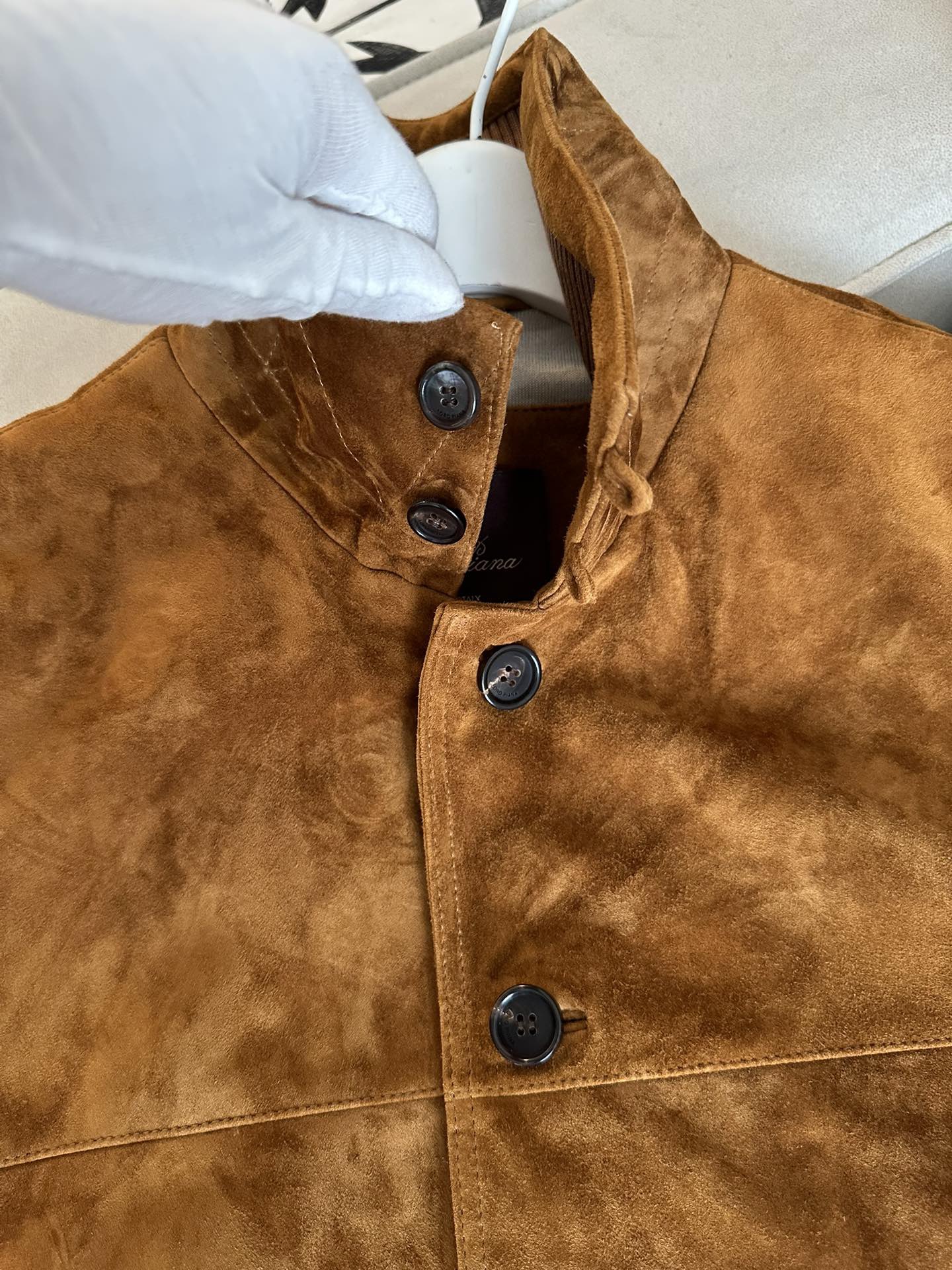 Куртка женская в стиле Loro Piana из натуральной замши коричневого цвета с воротником-стойкой