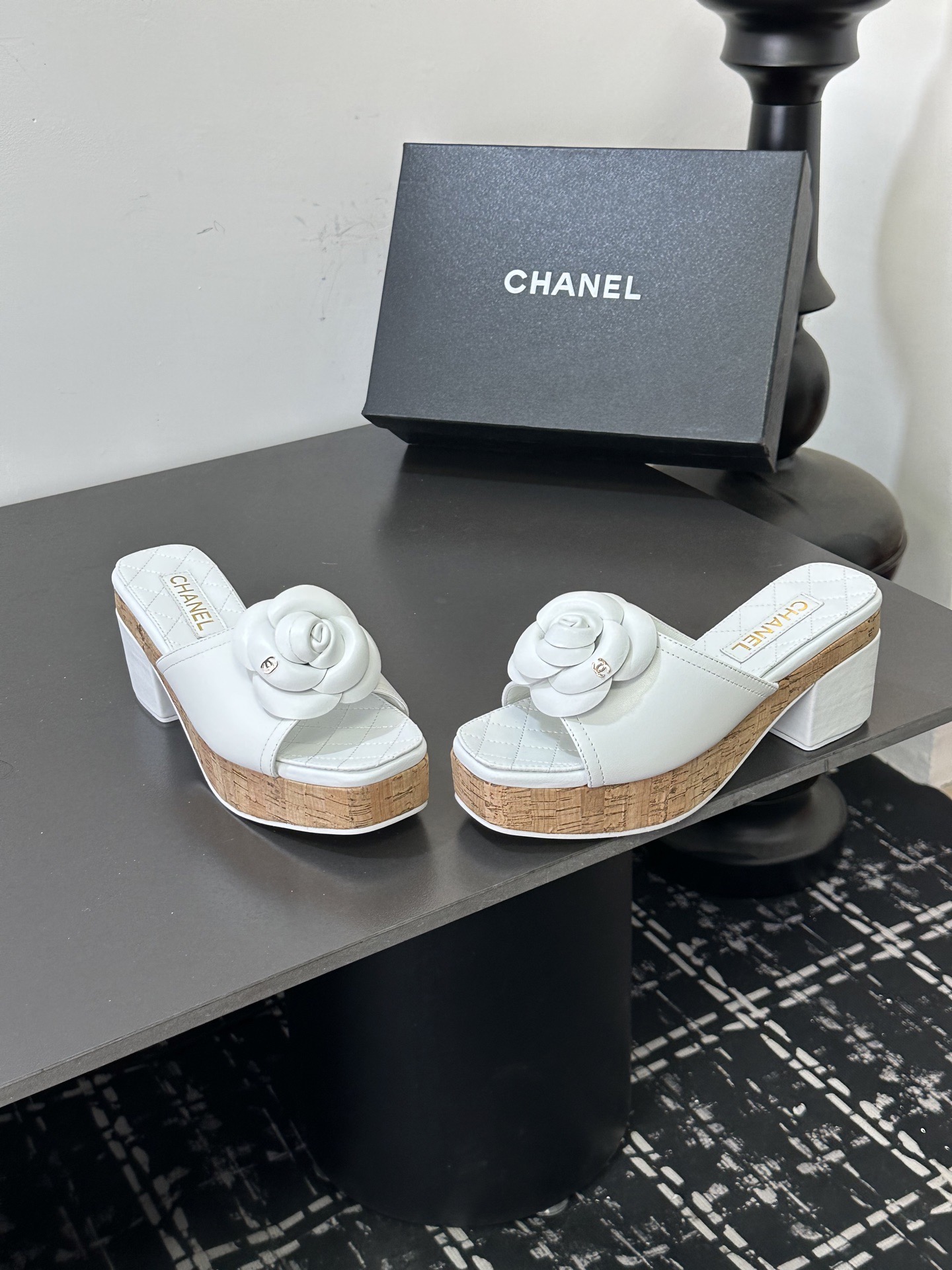 Мюли женские в стиле Chanel с цветком камелии белого цвета