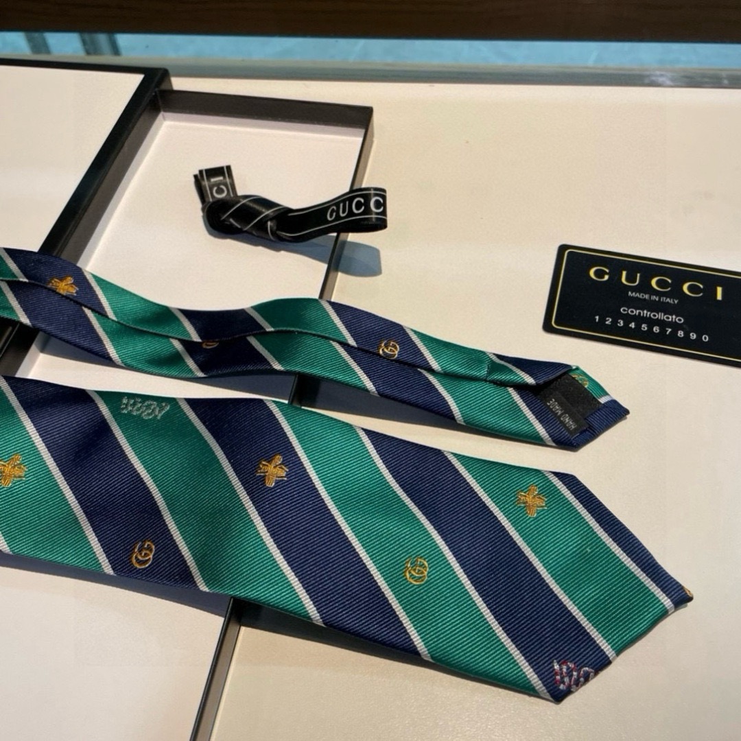 Галстук мужской в стиле Gucci  зелёно-синего цвета с диагональными полосами и вышивкой пчёл