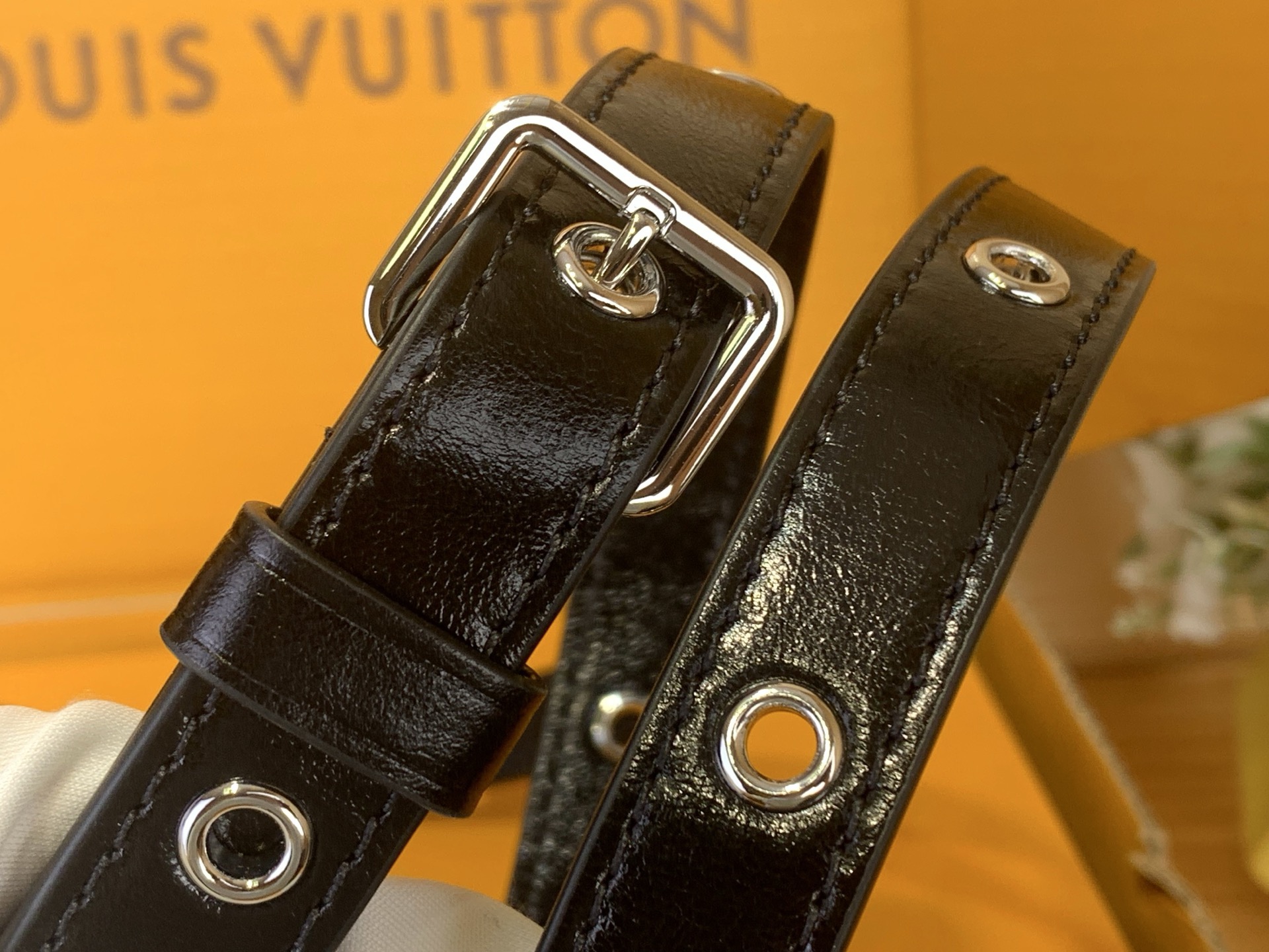 Сумка женская в стиле Louis Vuitton Capucines East-West mini с цепочкой