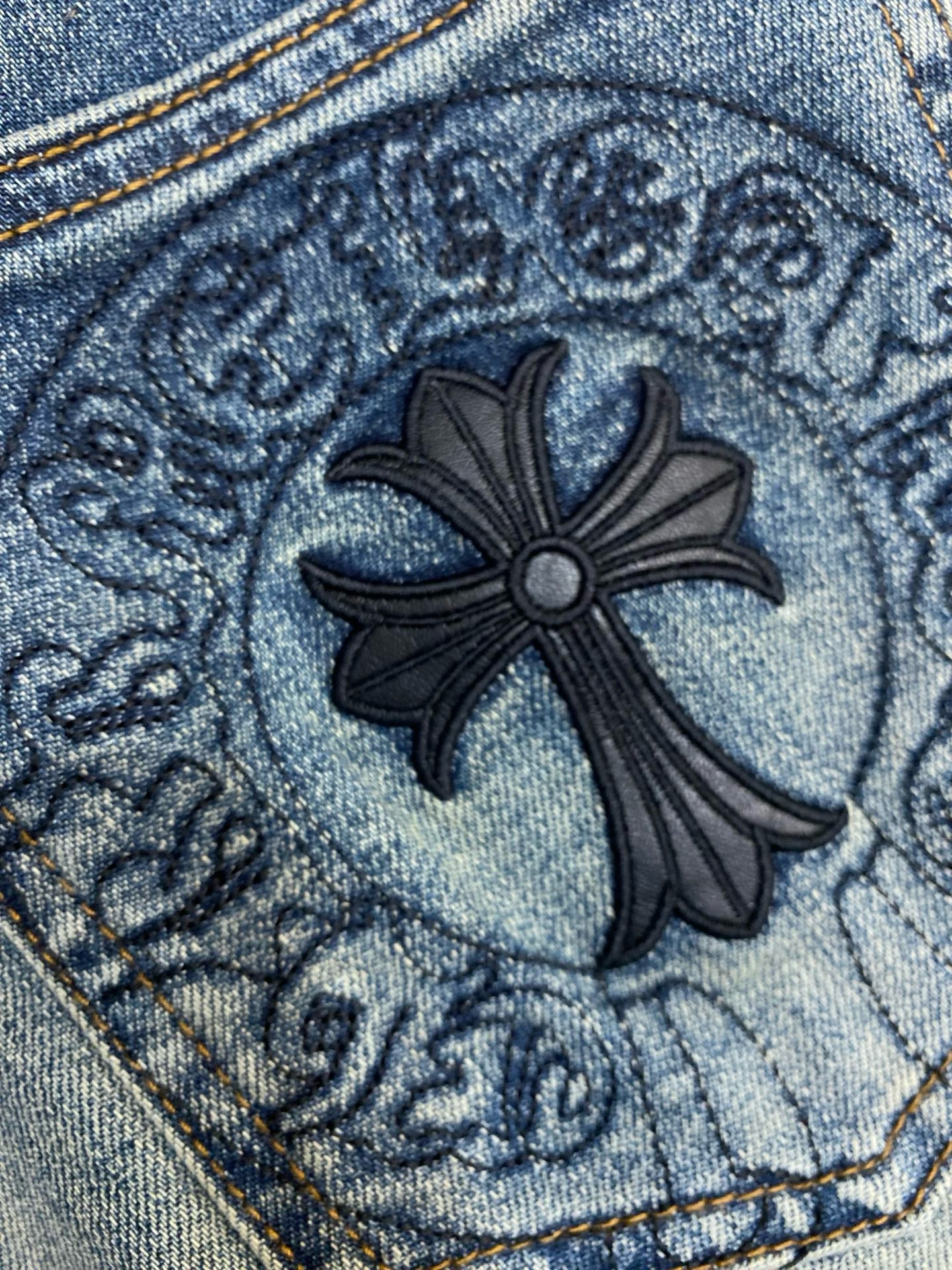 Джинсы мужские Chrome Hearts синего цвета прямого кроя с вышивкой и фирменной фурнитурой