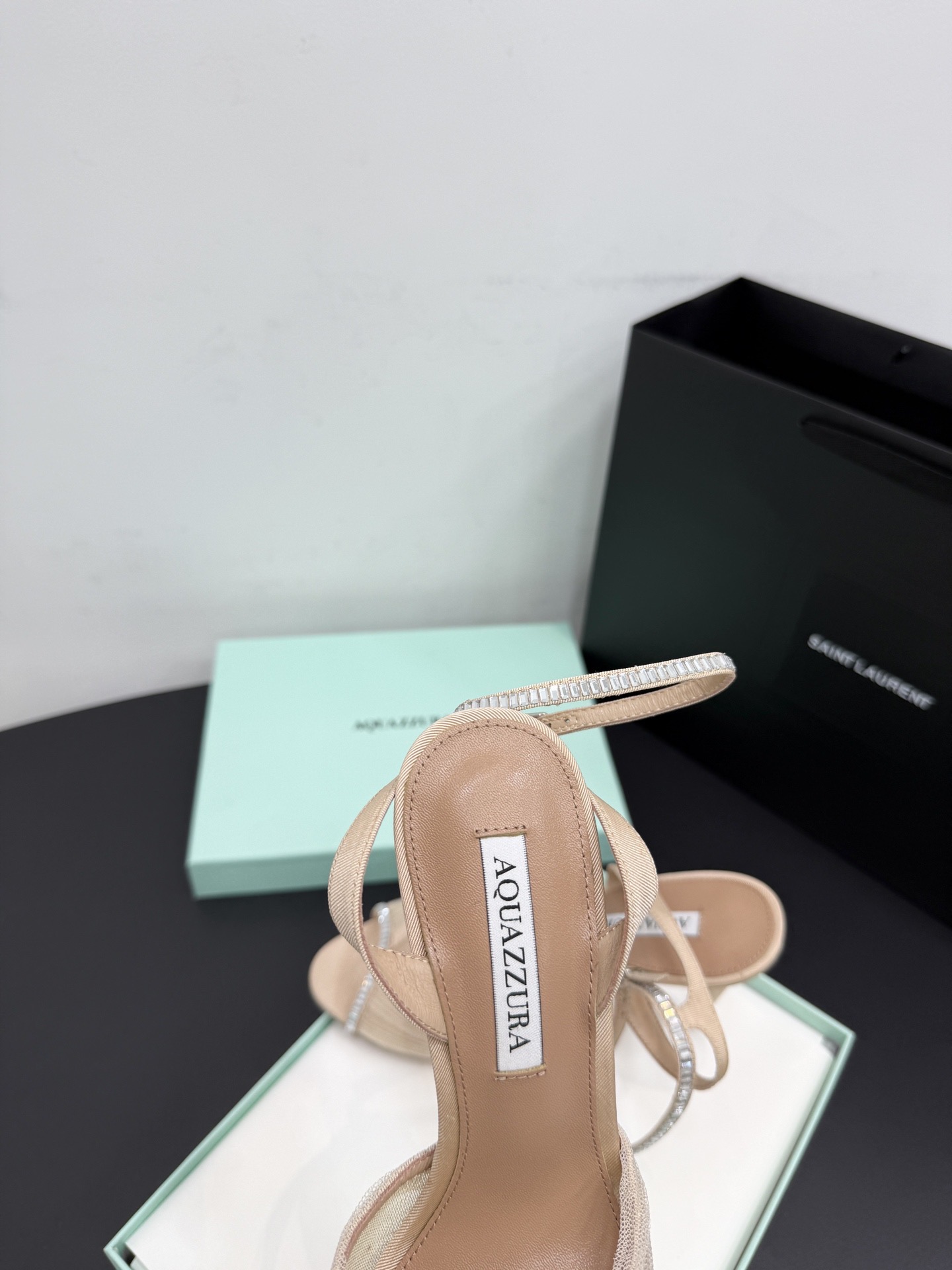 Босоножки женские Aquazzura бежевого цвета