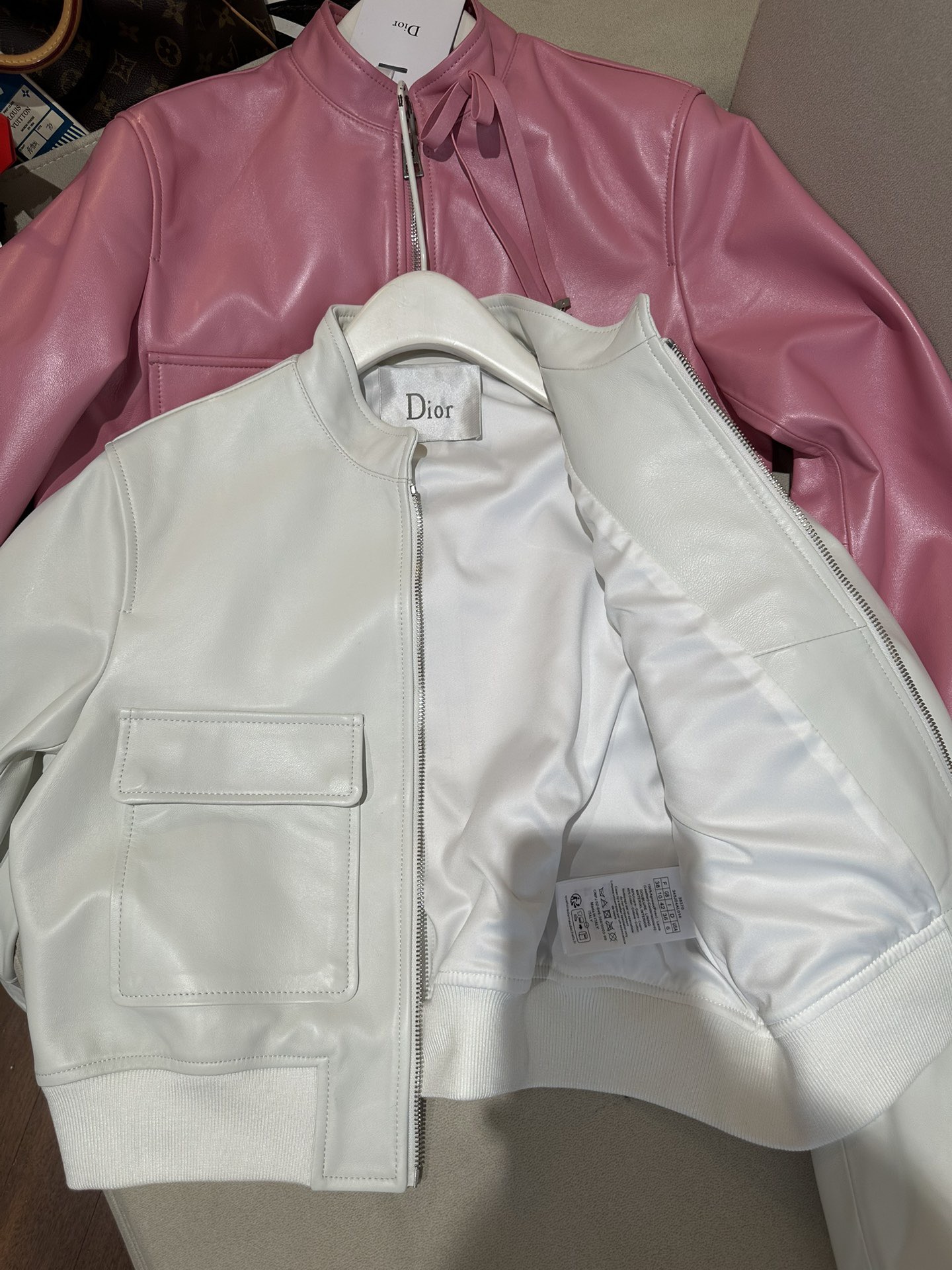 Куртка женская в стиле Dior из натуральной кожи молочного цвета укороченная с воротником-стойкой