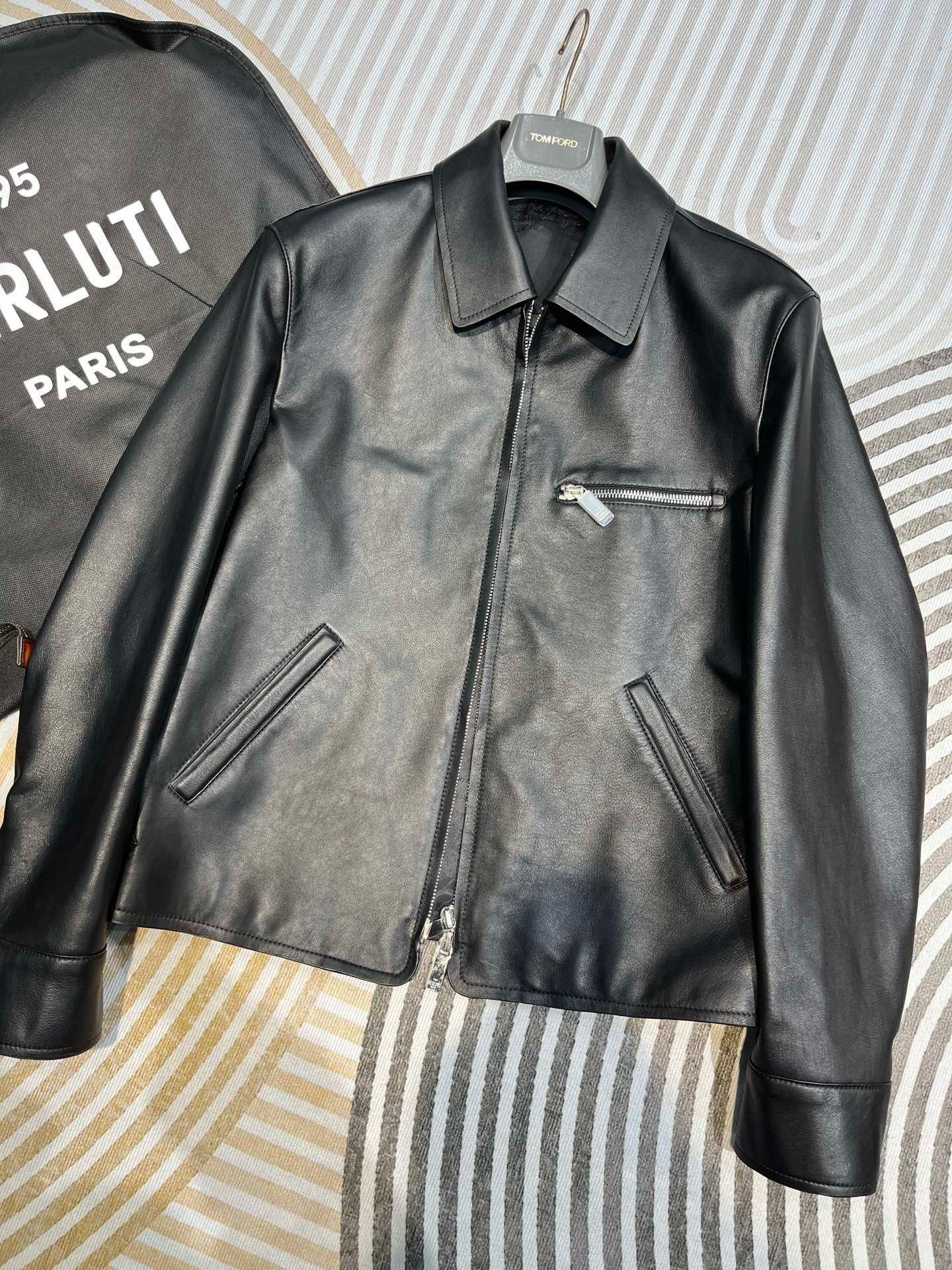 Куртка мужская Berluti чёрного цвета с отложным воротником и молнией