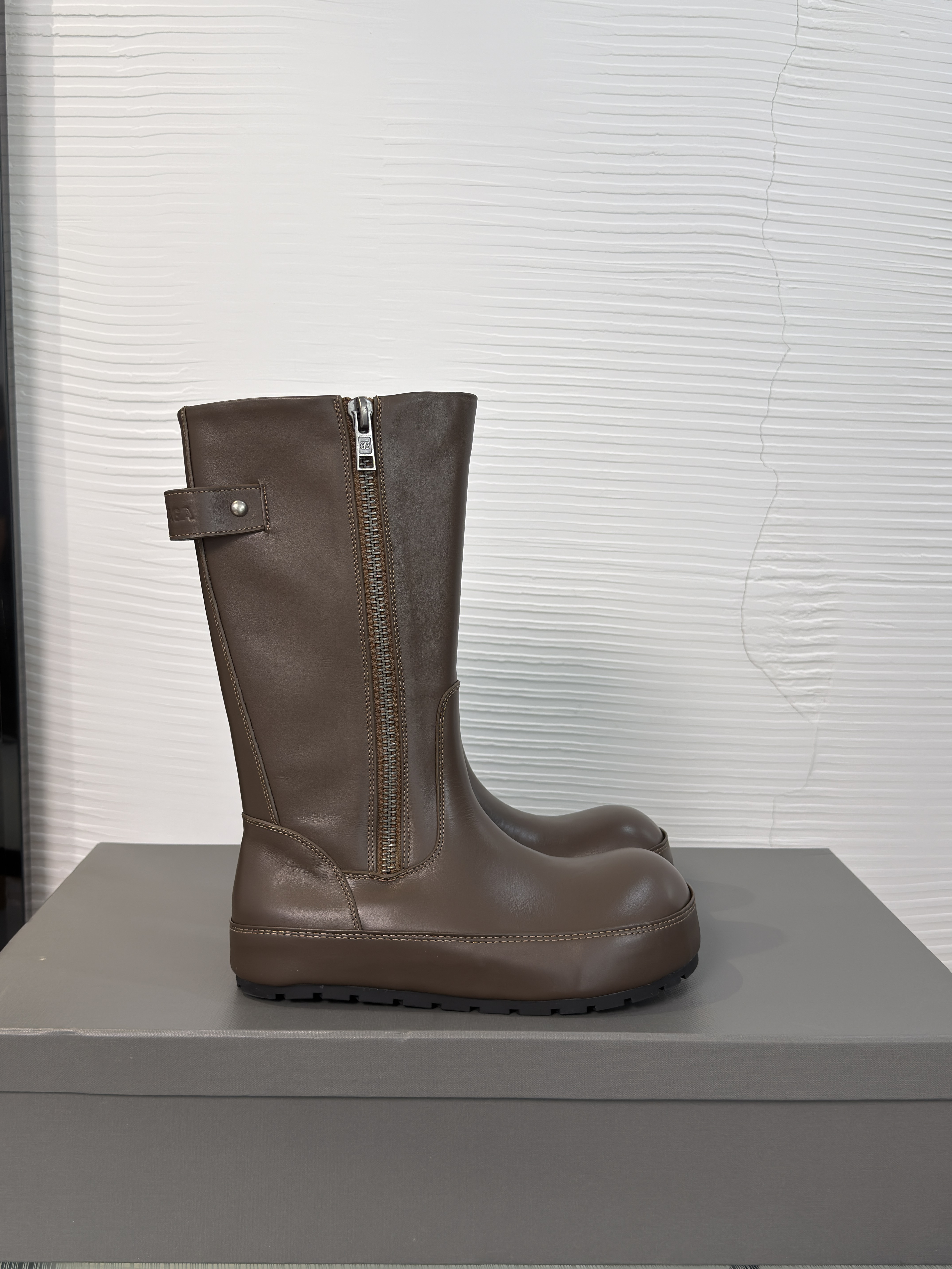 Сапоги женские Balenciaga тёмно-коричневого цвета