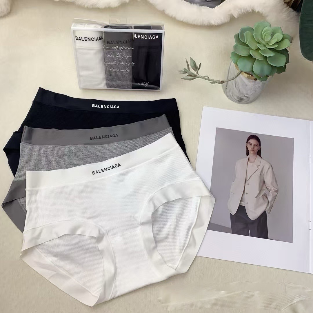 Трусы женские Balenciaga из хлопка и эластана в базовых цветах 3 шт