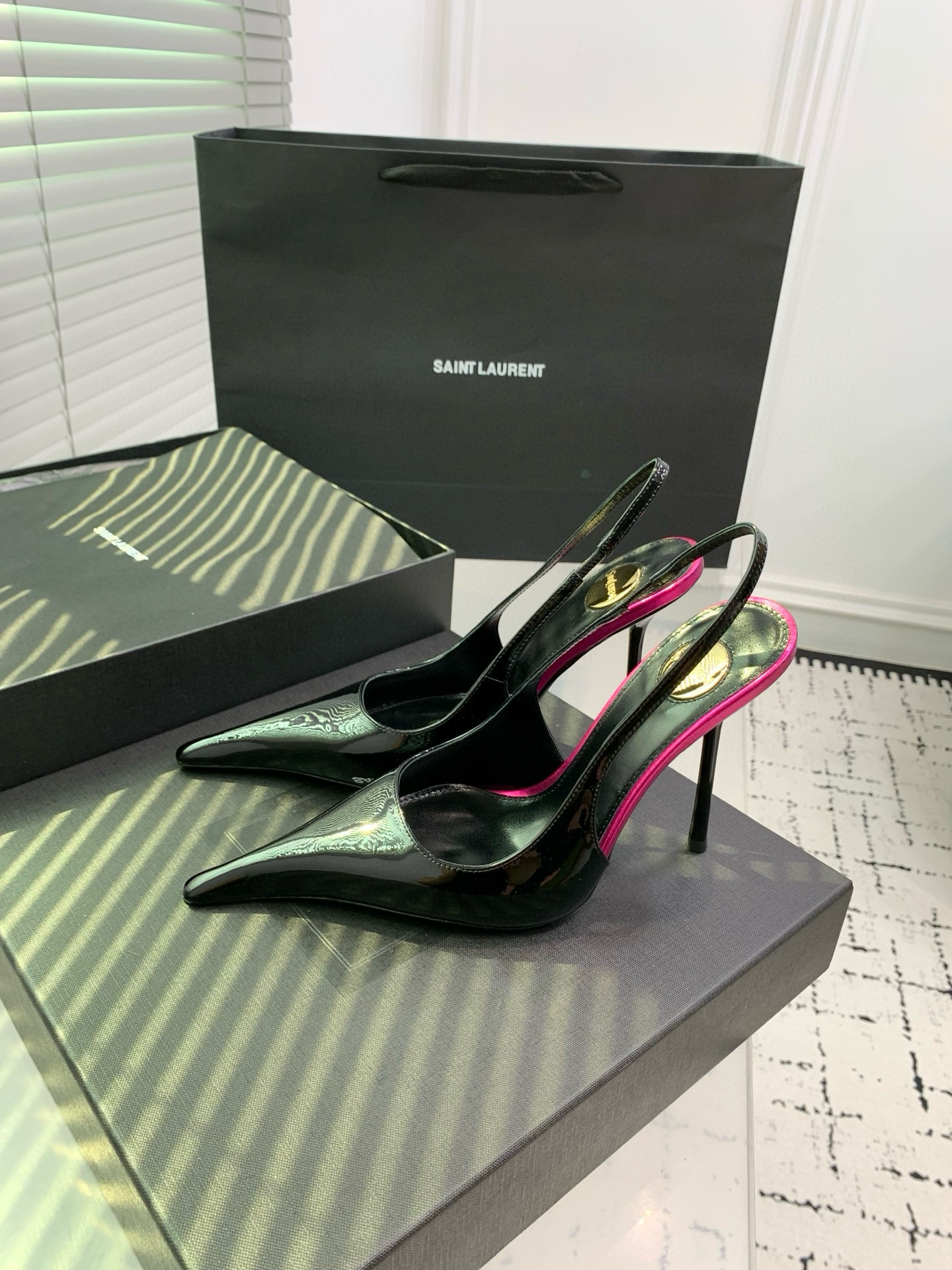 Туфли женские Saint Laurent slingback чёрного цвета с розовыми акцентами
