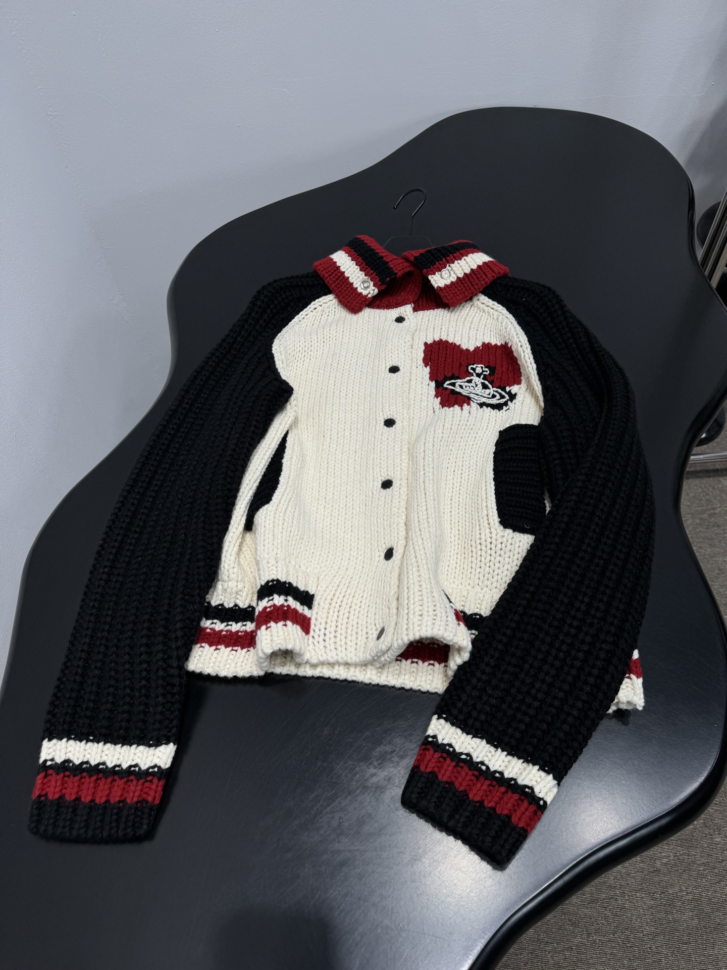 Кардиган женский в стиле Vivienne Westwood  с контрастными рукавами и вышивкой