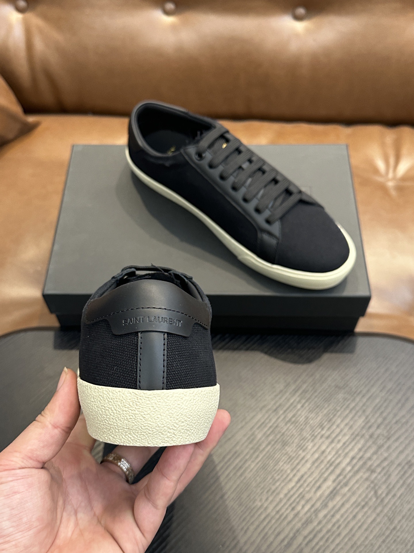 Кроссовки мужские в стиле Saint Laurent SL/61 из натуральной кожи и текстиля чёрного цвета со светлой подошвой