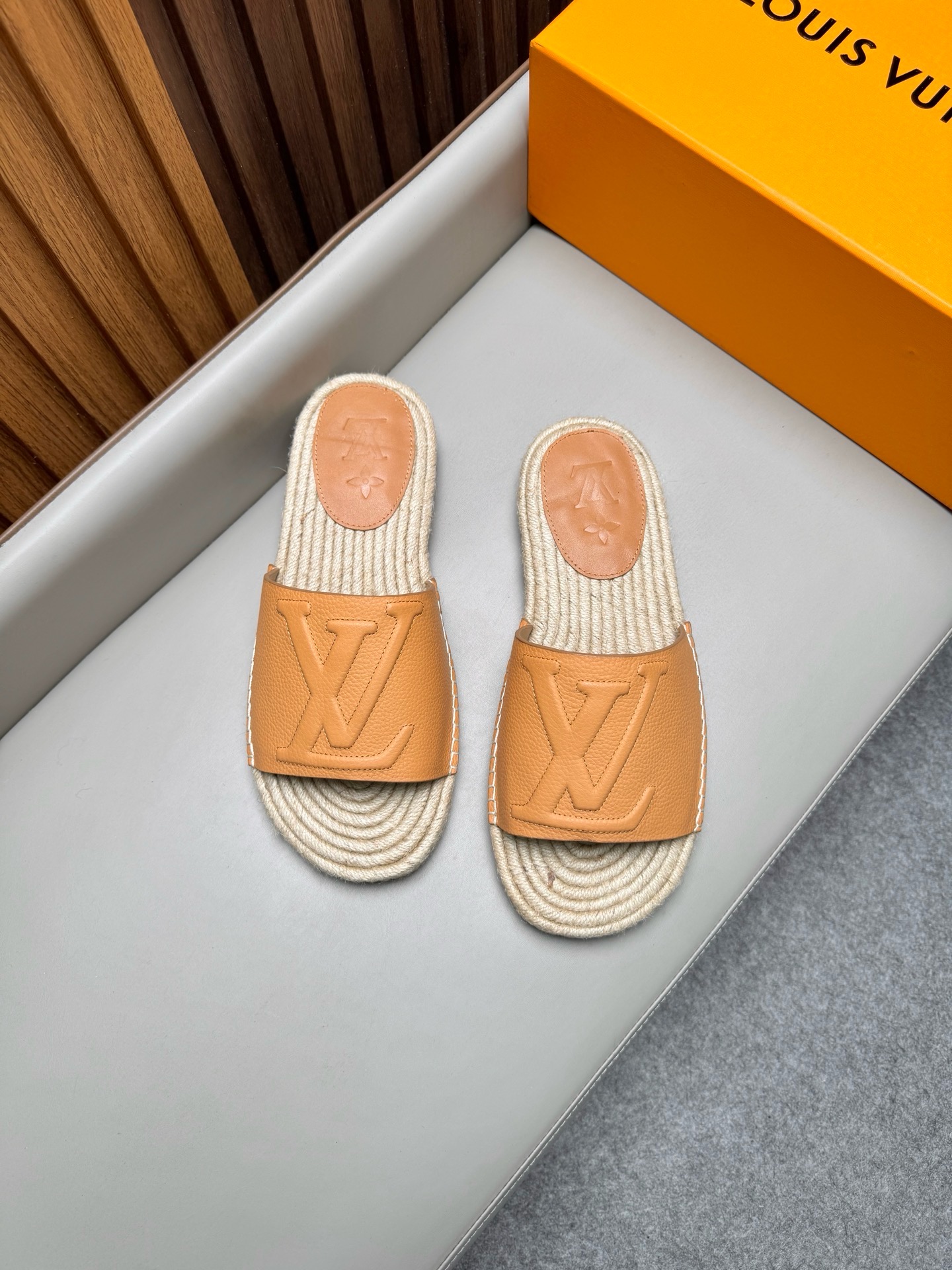 Шлёпанцы мужские в стиле Louis Vuitton коричневого цвета