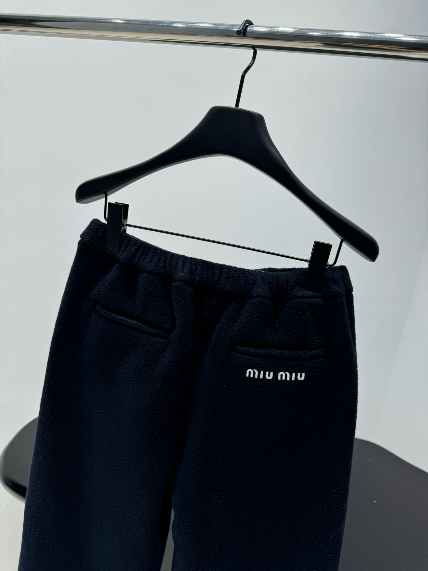 Брюки спортивные женские в стиле Miu Miu из флисового материала тёмно-синего цвета