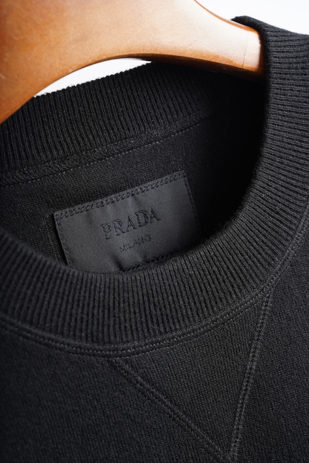 Свитер мужской в стиле Prada Wool Crewneck из плотной шерсти чёрного цвета