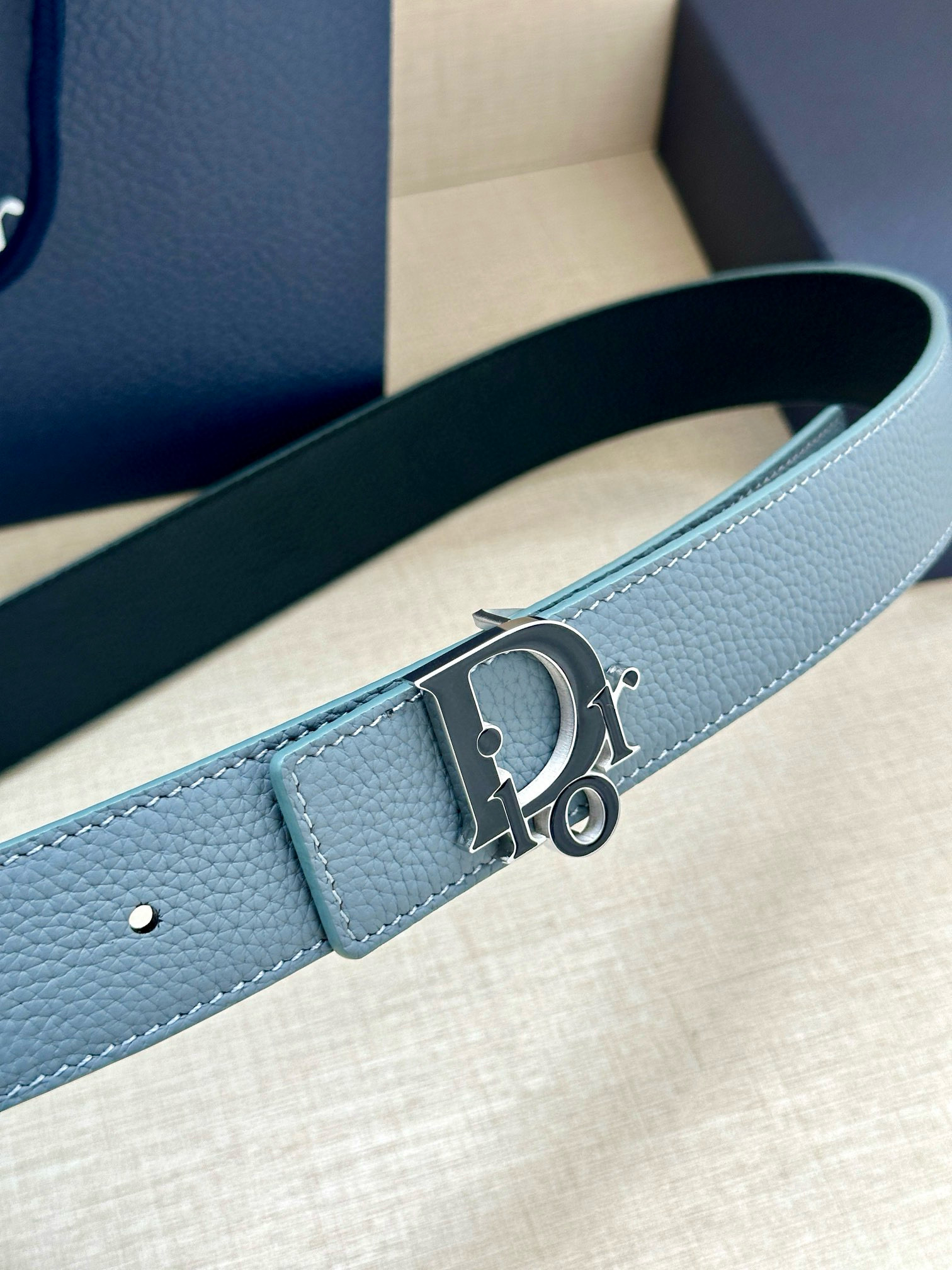 Ремень мужской двусторонний в стиле Dior Dior Charm из натуральной кожи серо-голубого цвета