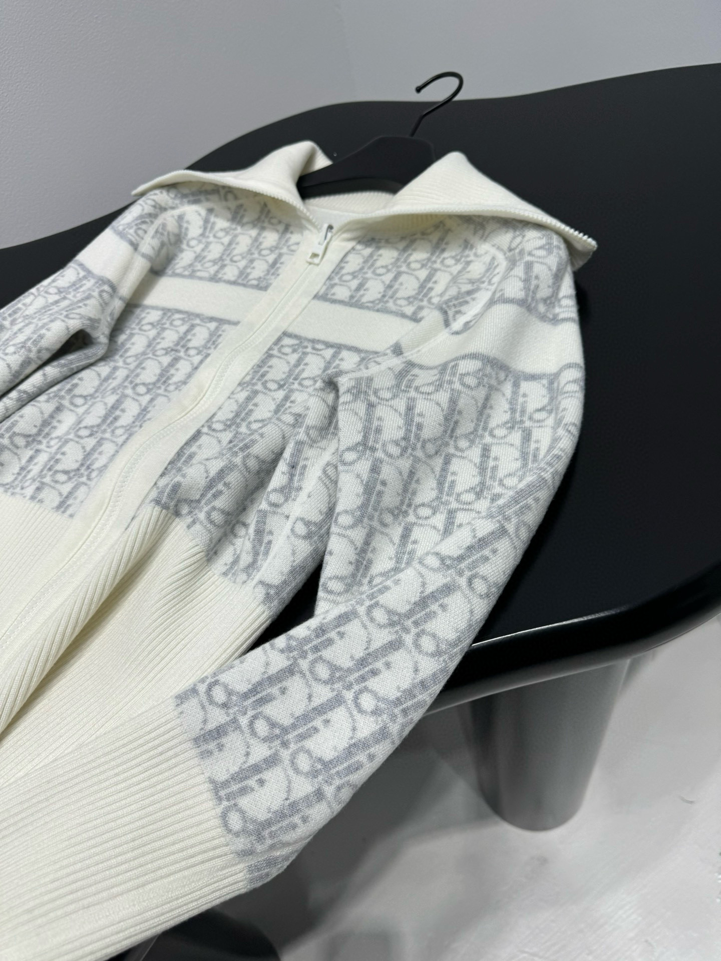 Кофта женская в стиле Dior из шерстяного трикотажа молочного цвета с жаккардовым узором