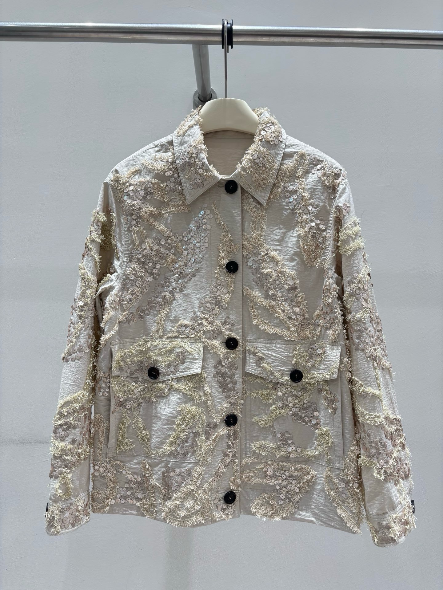 Куртка женская Brunello Cucinelli Dazzling Seabed Embroidery из хлопковой ткани светло-бежевого цвета 