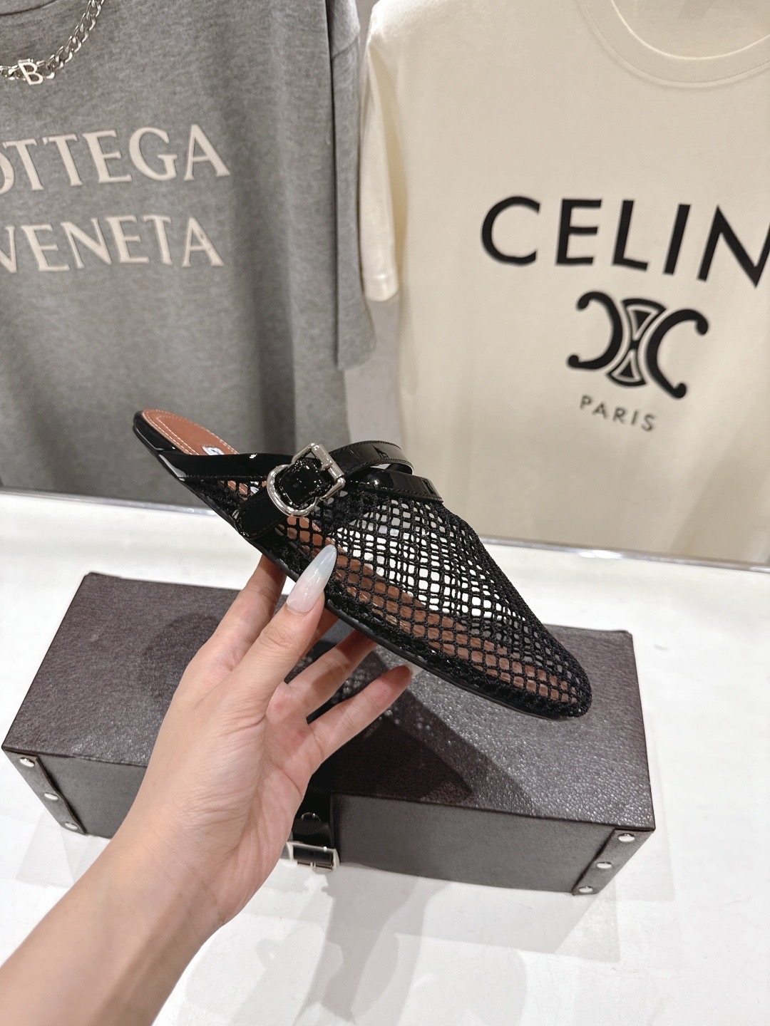 Мюли женские Alaïa Flat Mules in Fishnet чёрного цвета