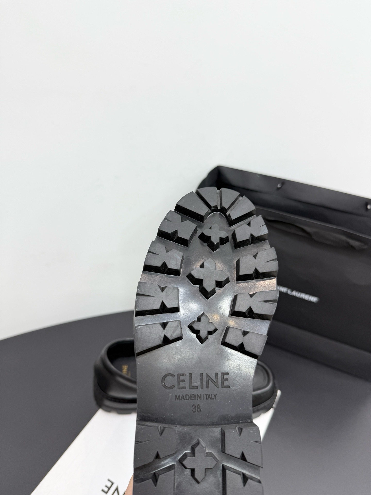 Лоферы женские в стиле Celine Triomphe с кисточками из натуральной кожи черного цвета
