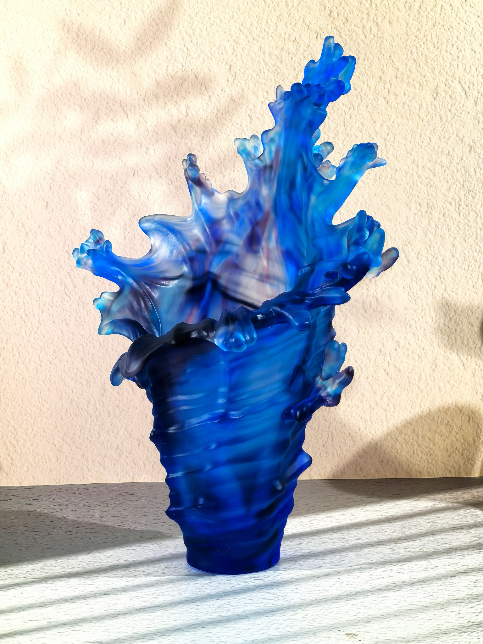 Ваза хрустальная в стиле Daum Sea Conch, синего цвета