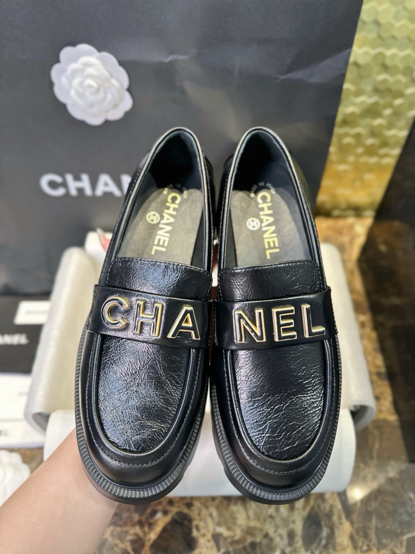 Лоферы женские в стиле Chanel 24B на утолщенной подошве с буквенным логотипом черного цвета