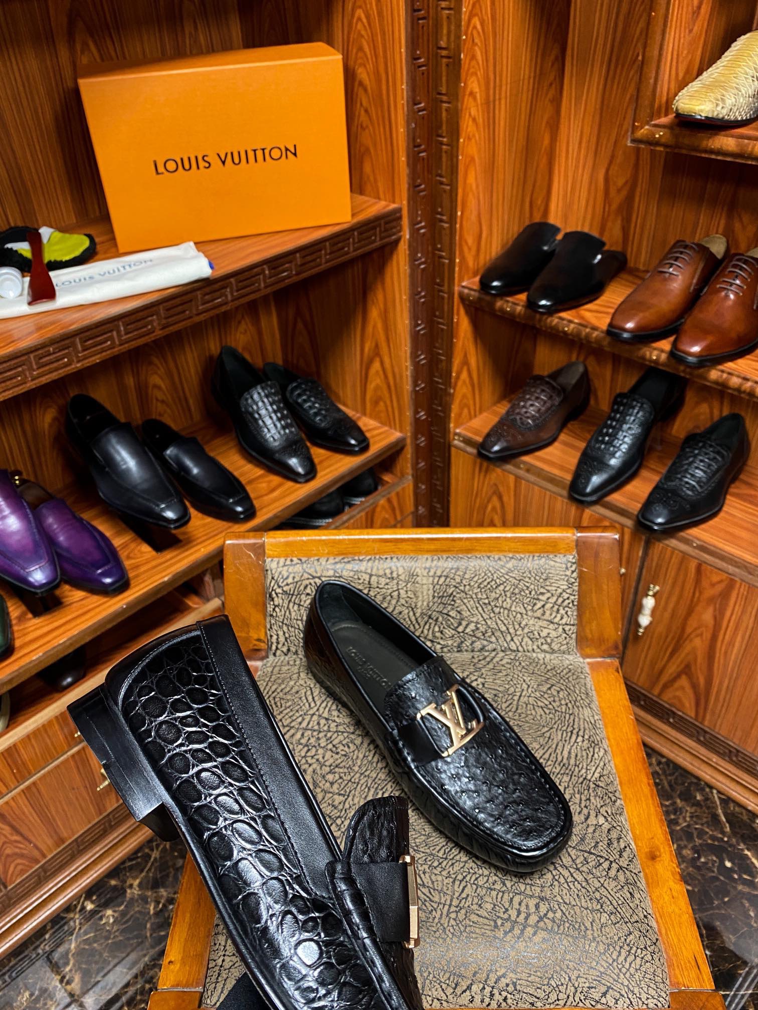 Лоферы мужские в стиле Louis Vuitton из натуральной кожи чёрного цвета