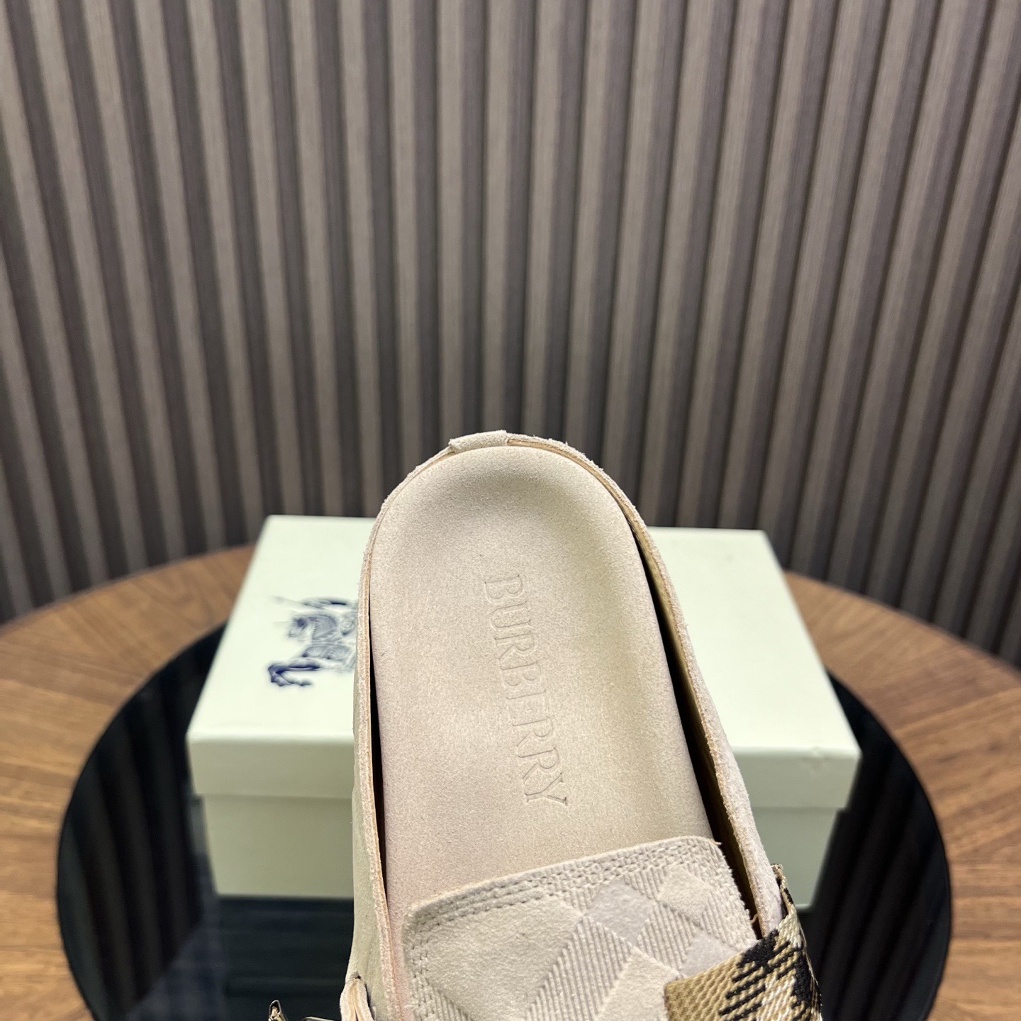 Мюли мужские в стиле Burberry светло-бежевого цвета с фирменной клеткой