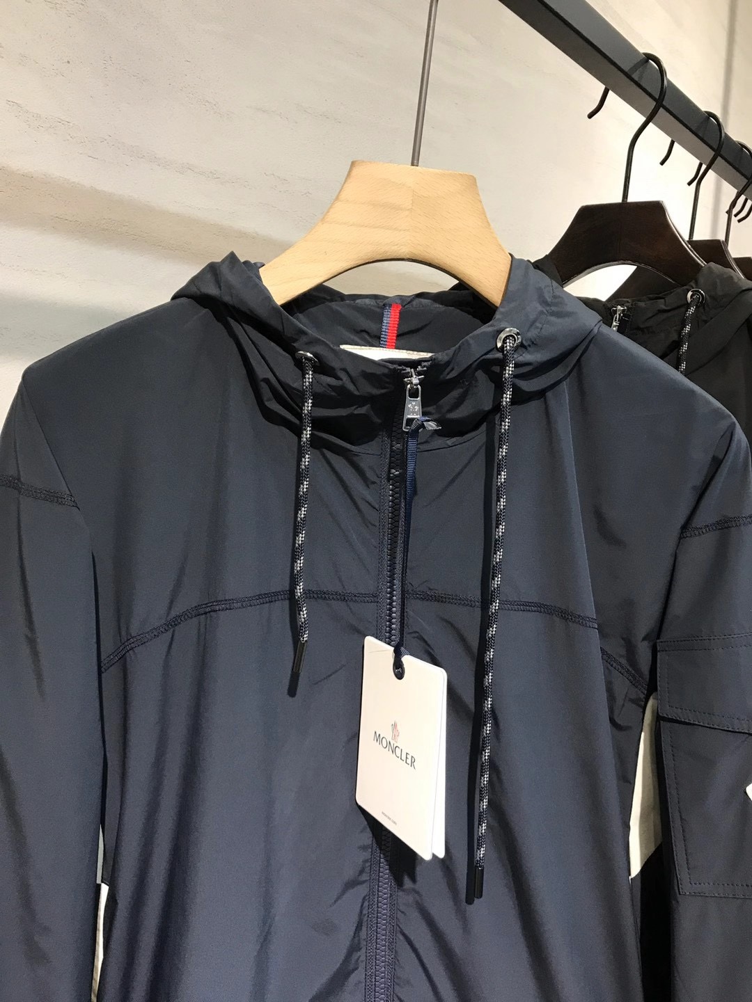 Куртка мужская в стиле Moncler с капюшоном из технологичной ткани Pertex тёмно-синего цвета