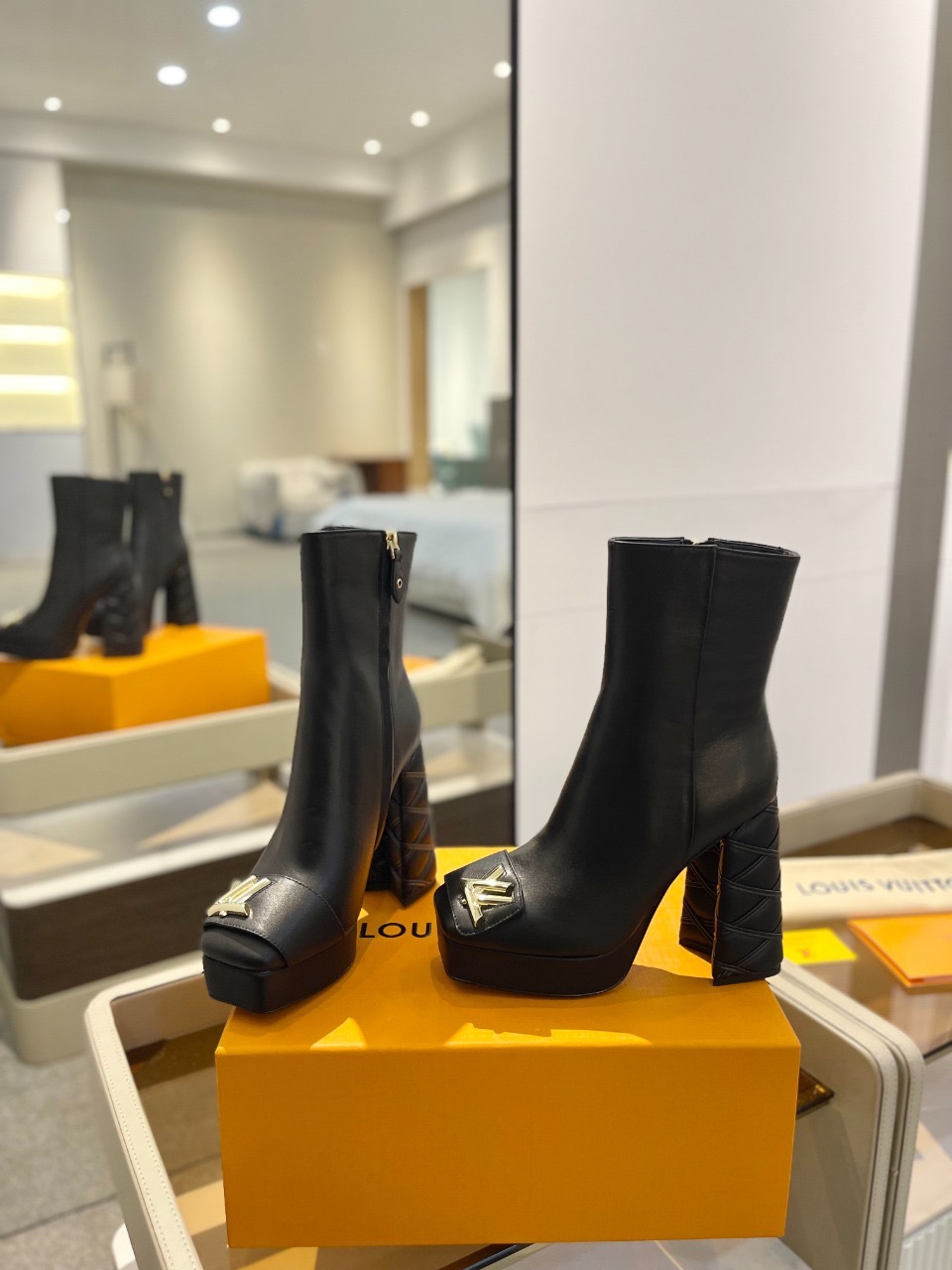 Ботильоны Louis Vuitton Platform Ankle Boot черного цвета