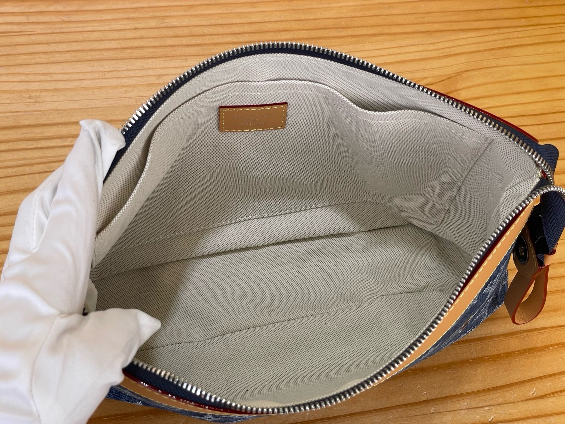 Клатч  Louis Vuitton Pochette Voyage Souple синего цвета