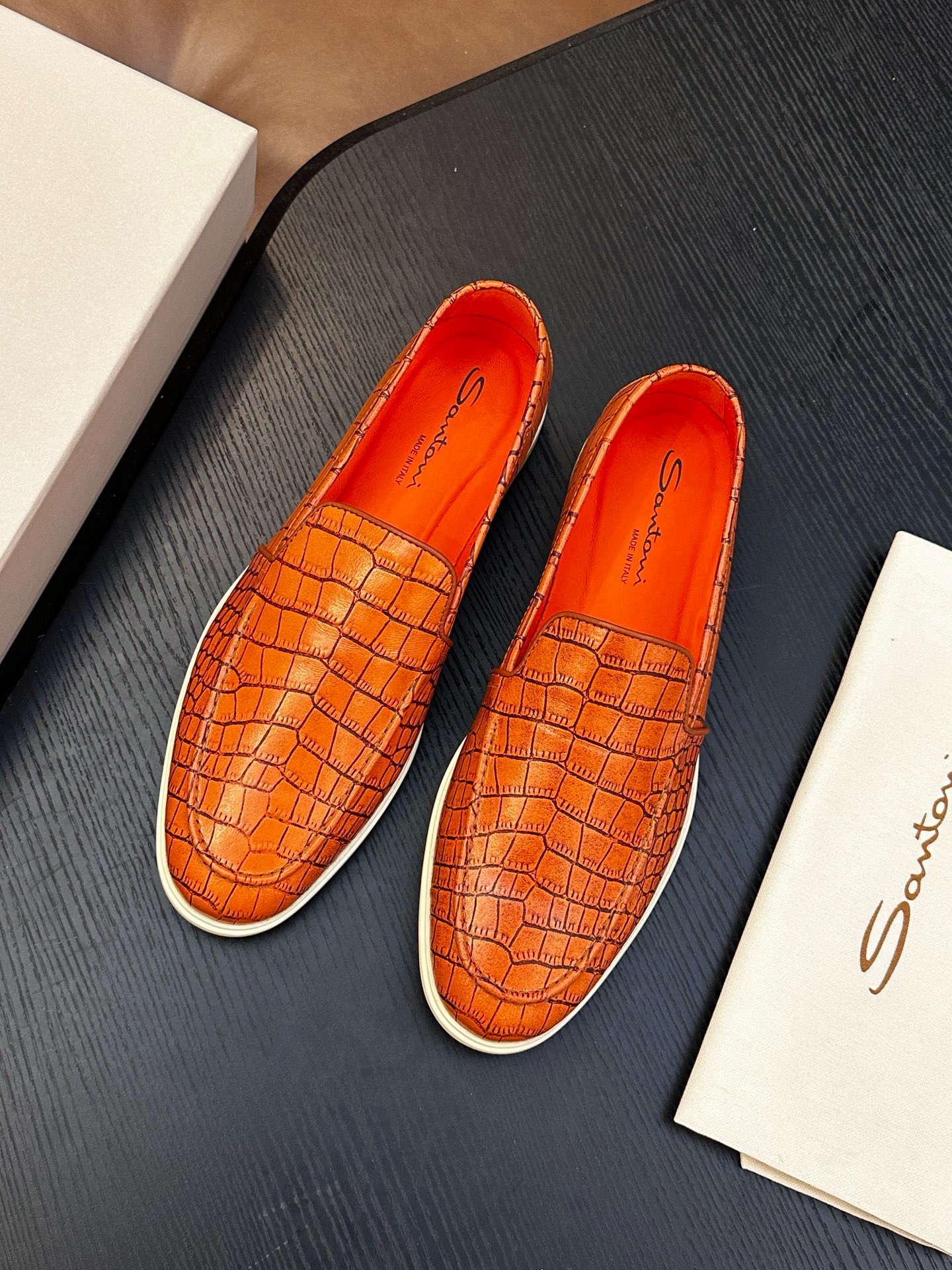 Лоферы мужские в стиле Santoni с фактурным тиснением оранжевого цвета