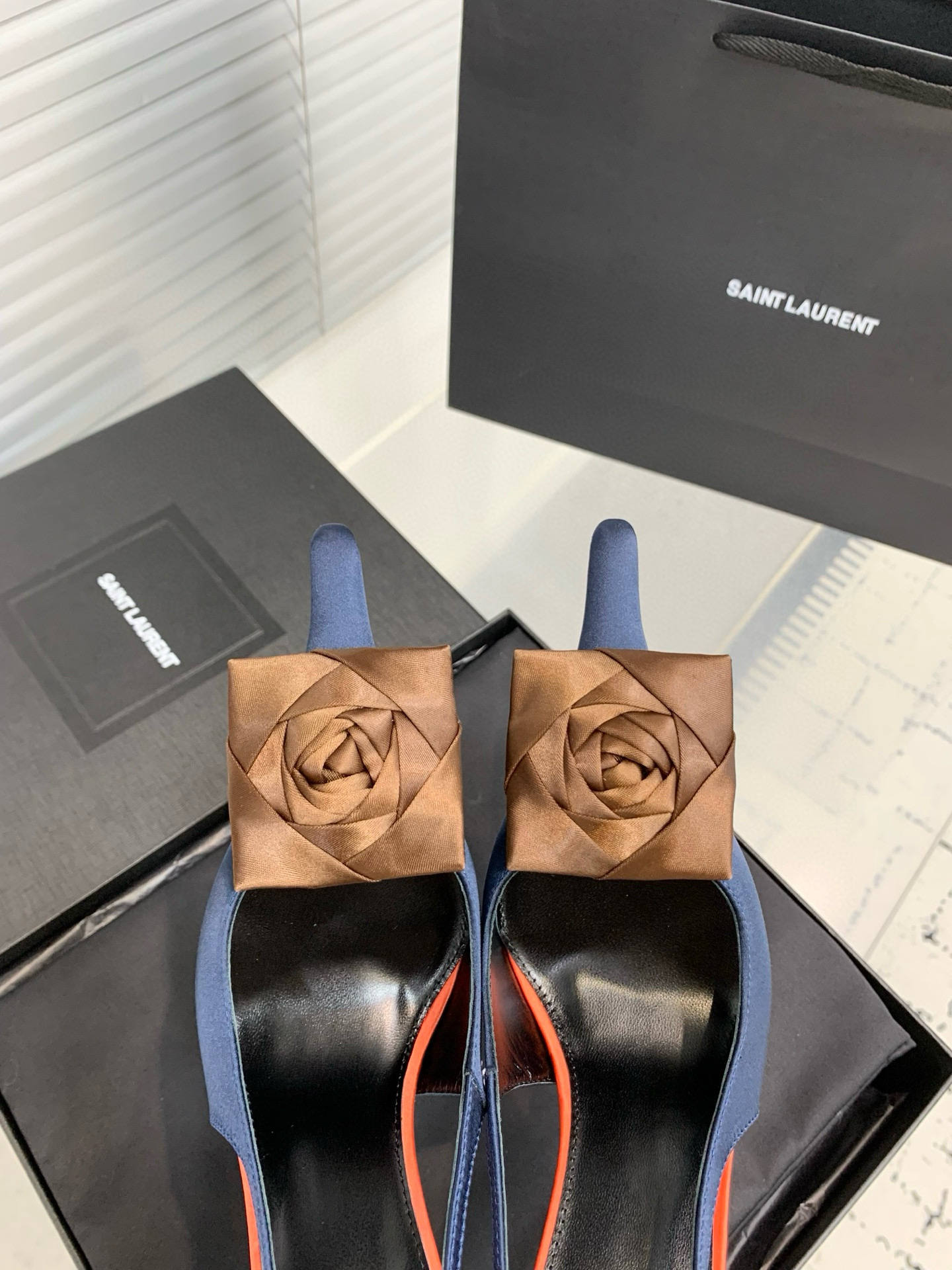 Туфли женские Saint Laurent с цветком slingback тёмно-синего цвета с бежевым декором