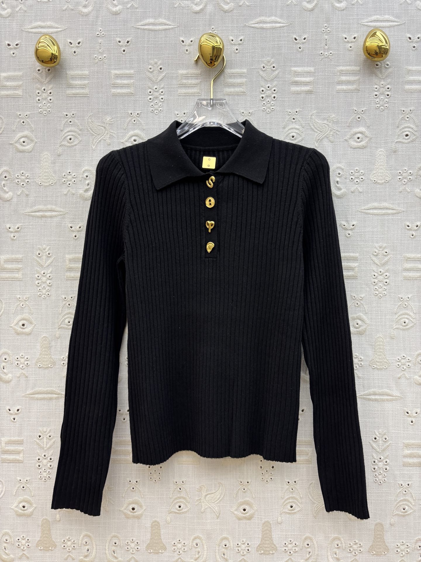 Свитер женский в стиле Schiaparelli с воротником поло  чёрного цвета с декоративными пуговицами