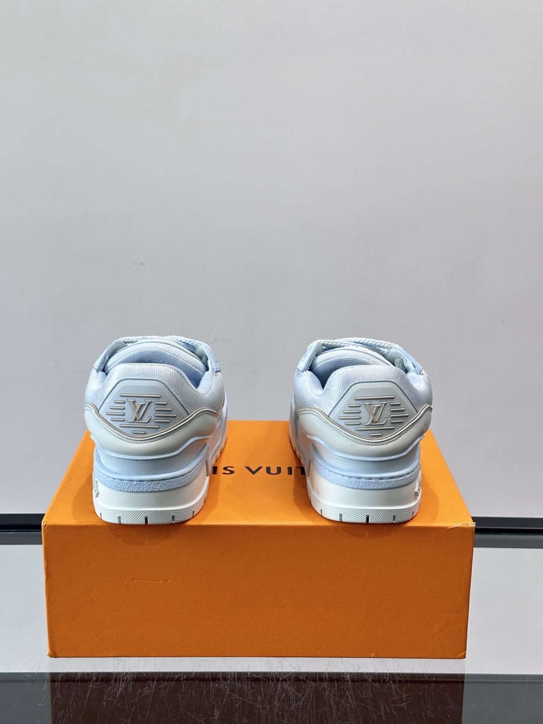 Кроссовки унисекс в стиле Louis Vuitton Trainer голубого цвета