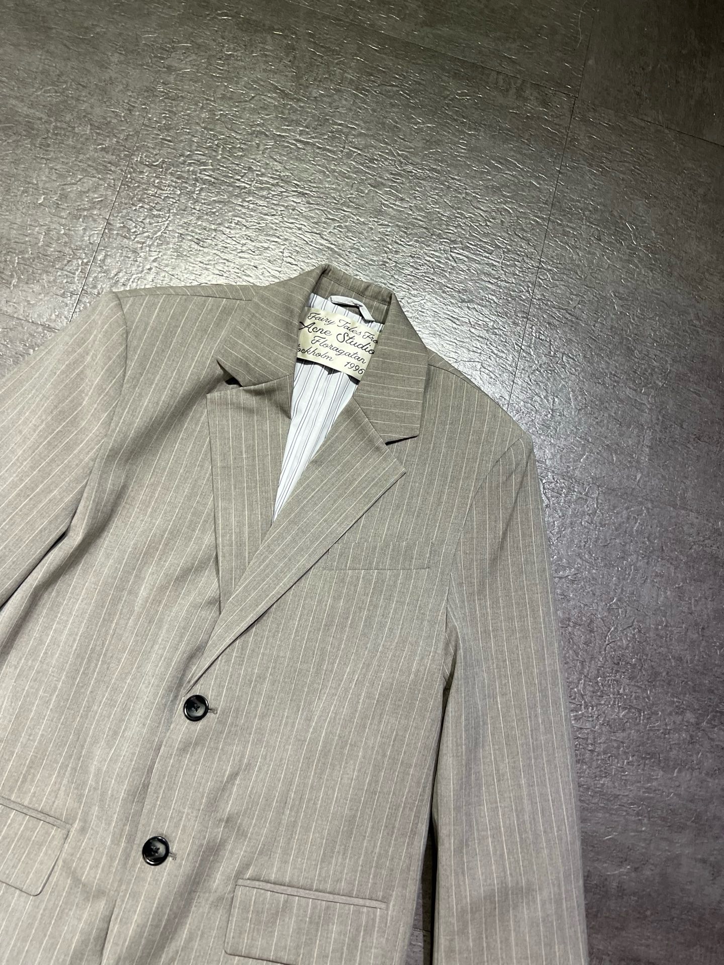 Жакет женский Acne Studios Layered Suit Jacket бежево-серого цвета в тонкую полоску с эффектом многослойности