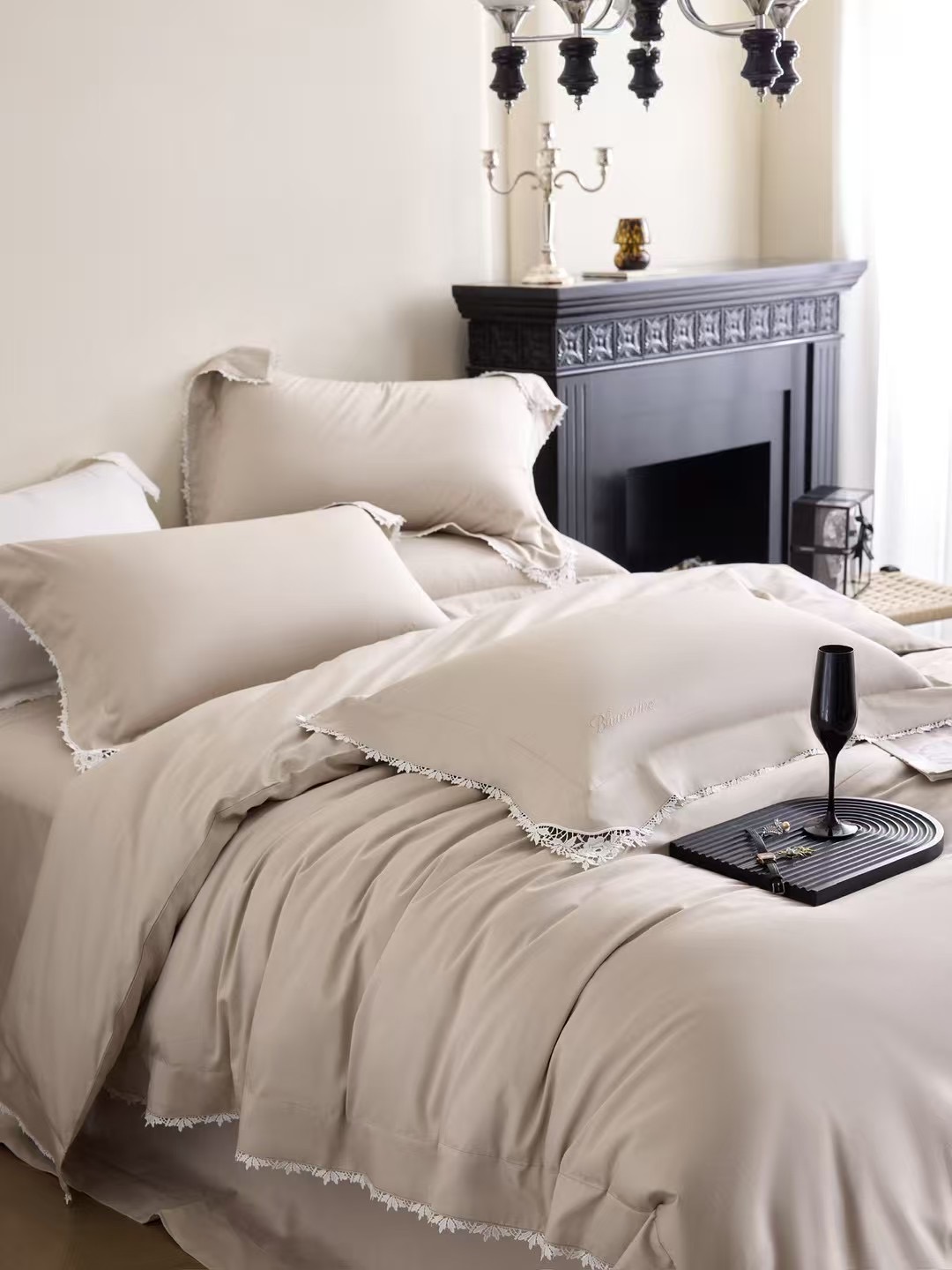 Комплект постельного белья в стиле Blumarine с кружевной отделкой сатин люкс 100% хлопок бежевый (Евро)