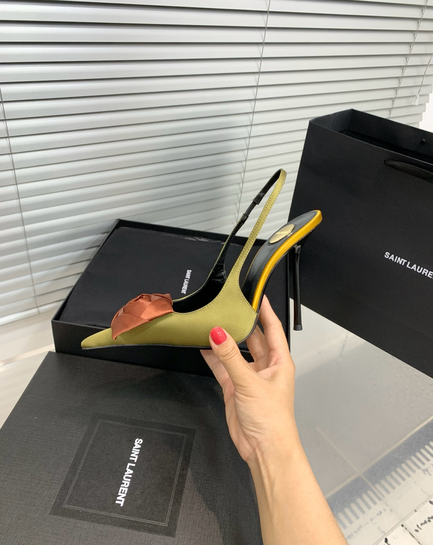 Туфли женские Saint Laurent с цветком slingback оливкового цвета с терракотовым декором