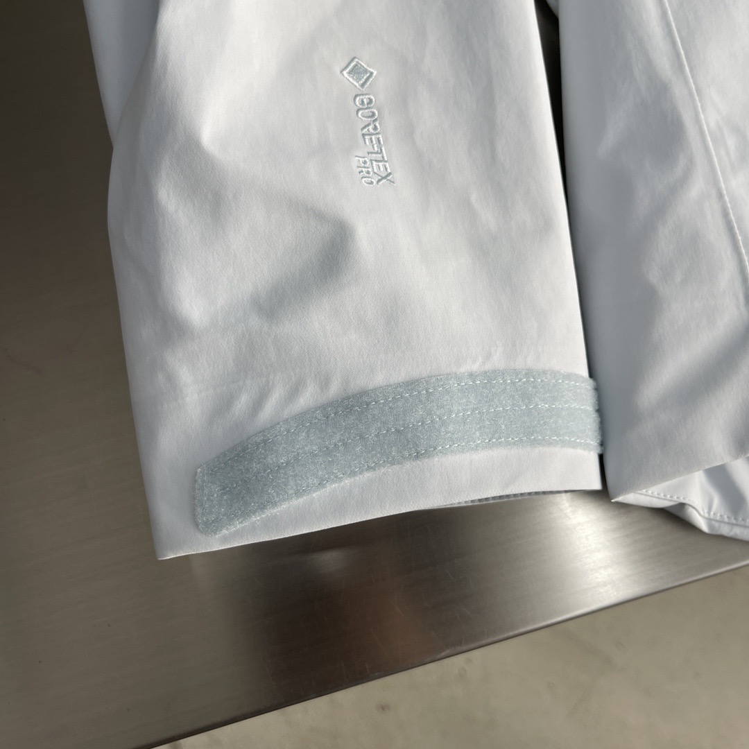 Куртка унисекс в стиле Arc'teryx Alpha SV из мембранной ткани с капюшоном белого цвета