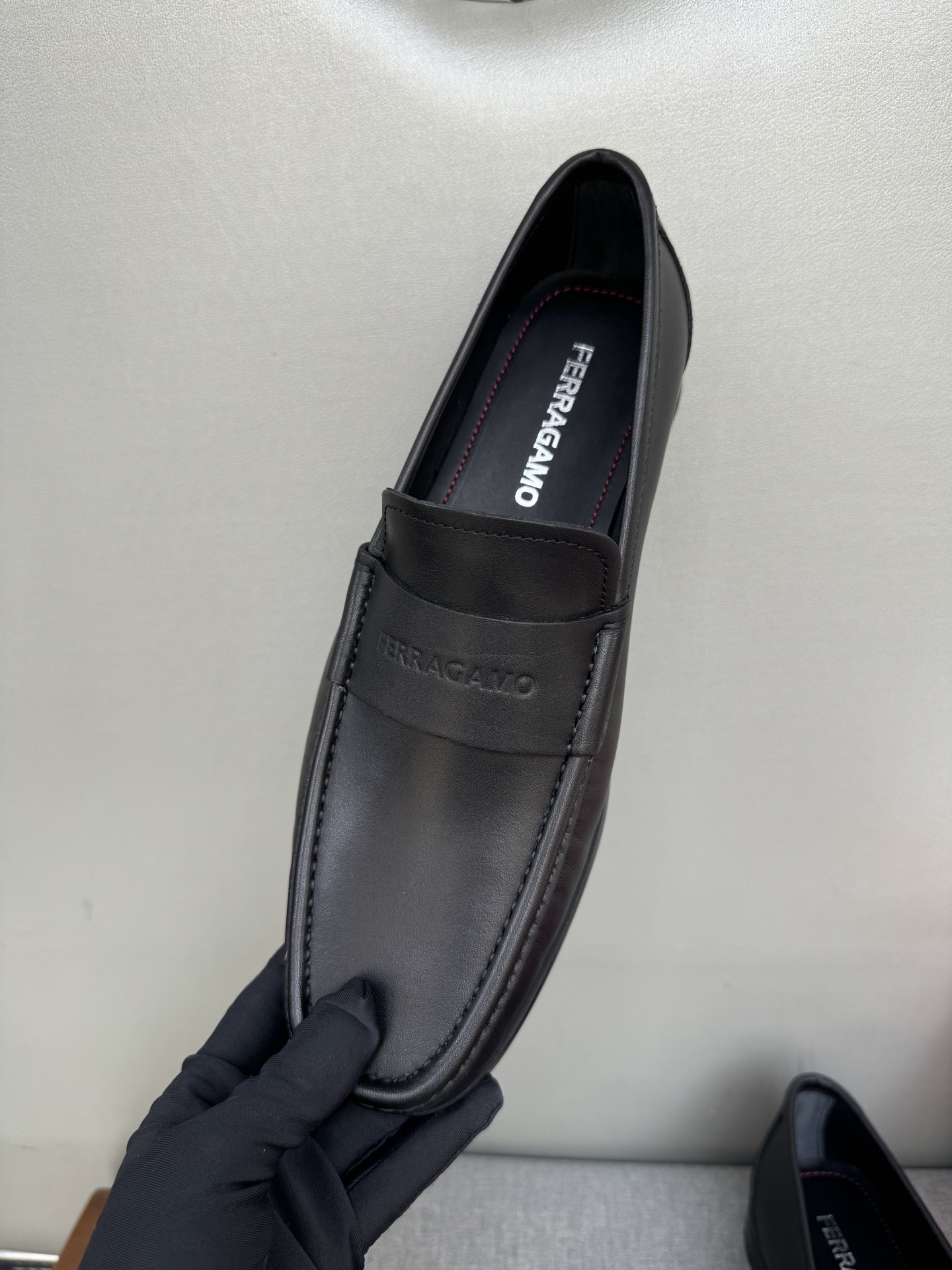 Лоферы мужские в стиле Ferragamo Penny из натуральной кожи черного цвета