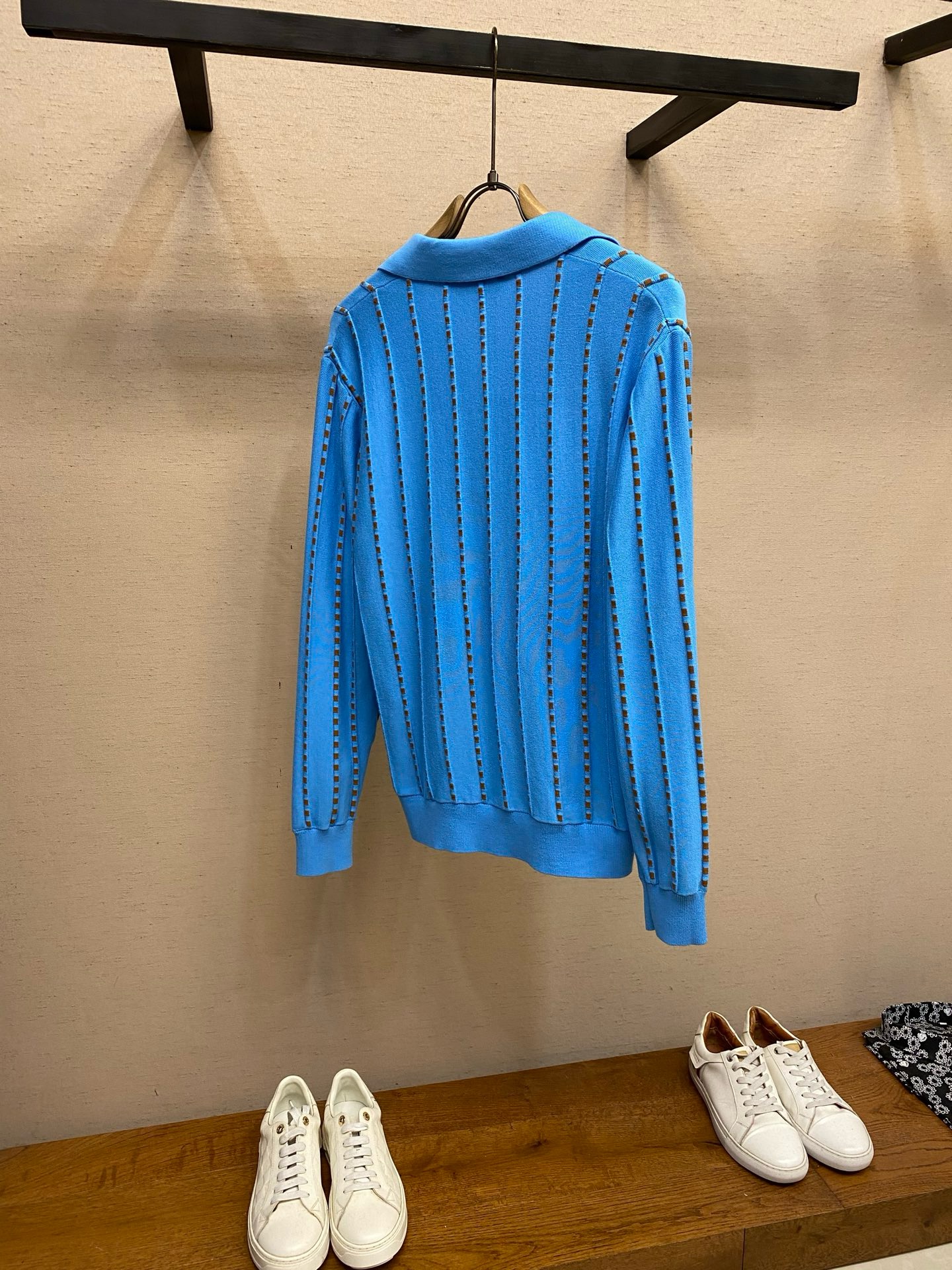 Поло мужское в стиле Fendi голубого цвета с V-образным вырезом