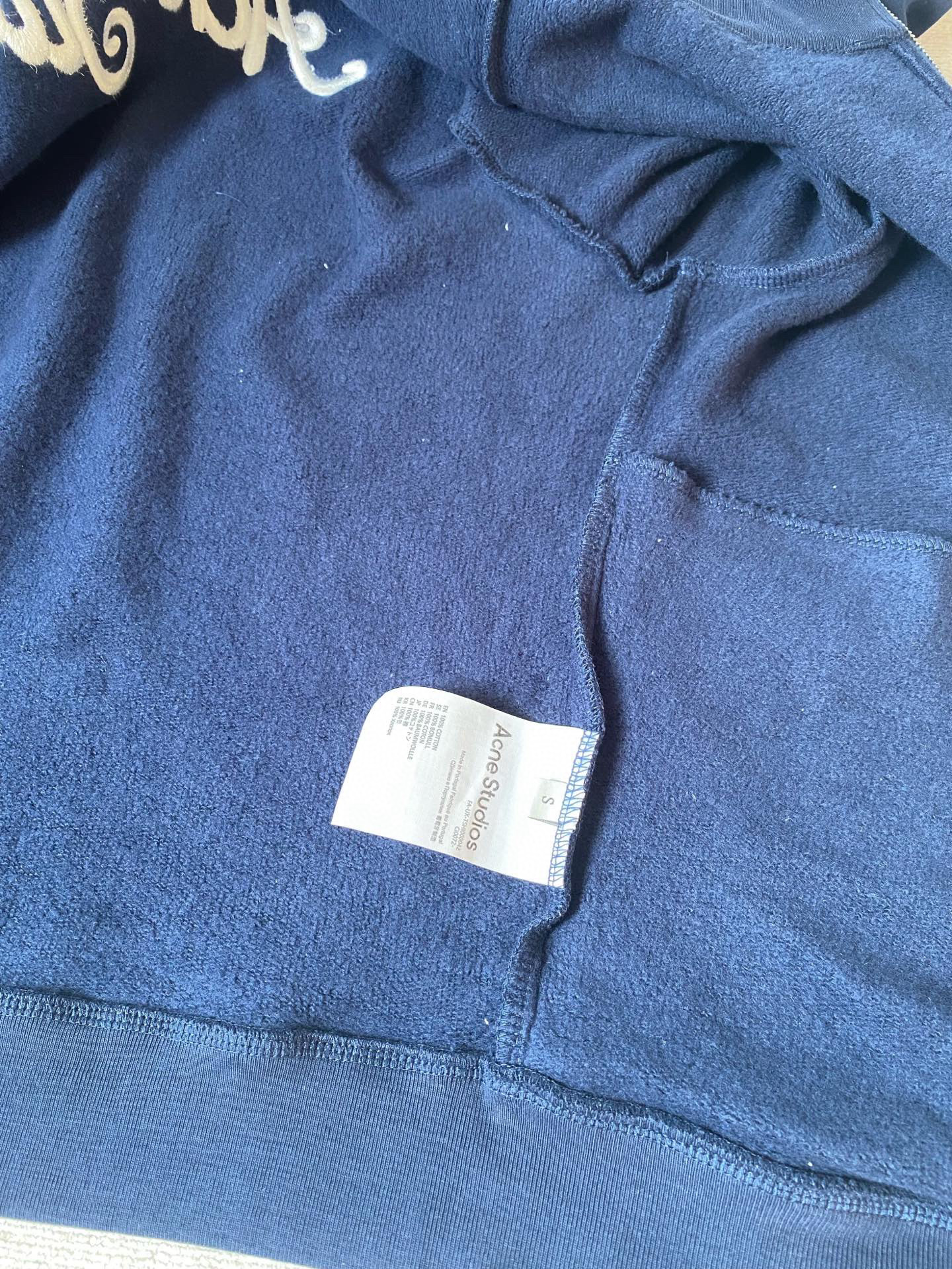 Свитшот женский на молнии в стиле Acne Studios с вышивкой 10 000 стежков из хлопка в тёмно-синем/сером цвете
