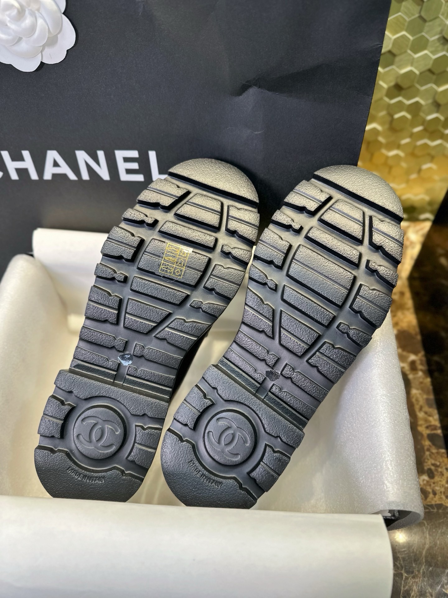 Лоферы женские в стиле Chanel 24B на утолщенной подошве с буквенным логотипом черного цвета