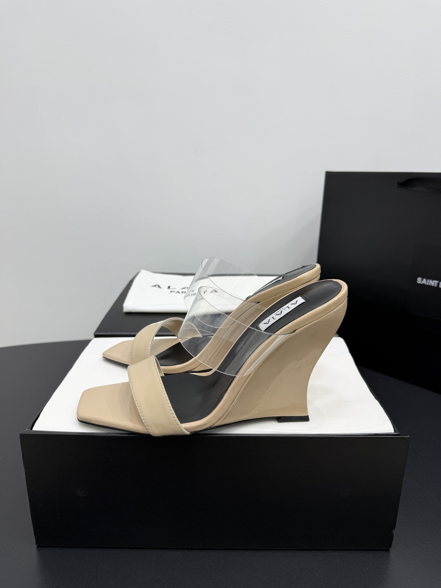 Босоножки женские в стиле Alaïa бежевого цвета