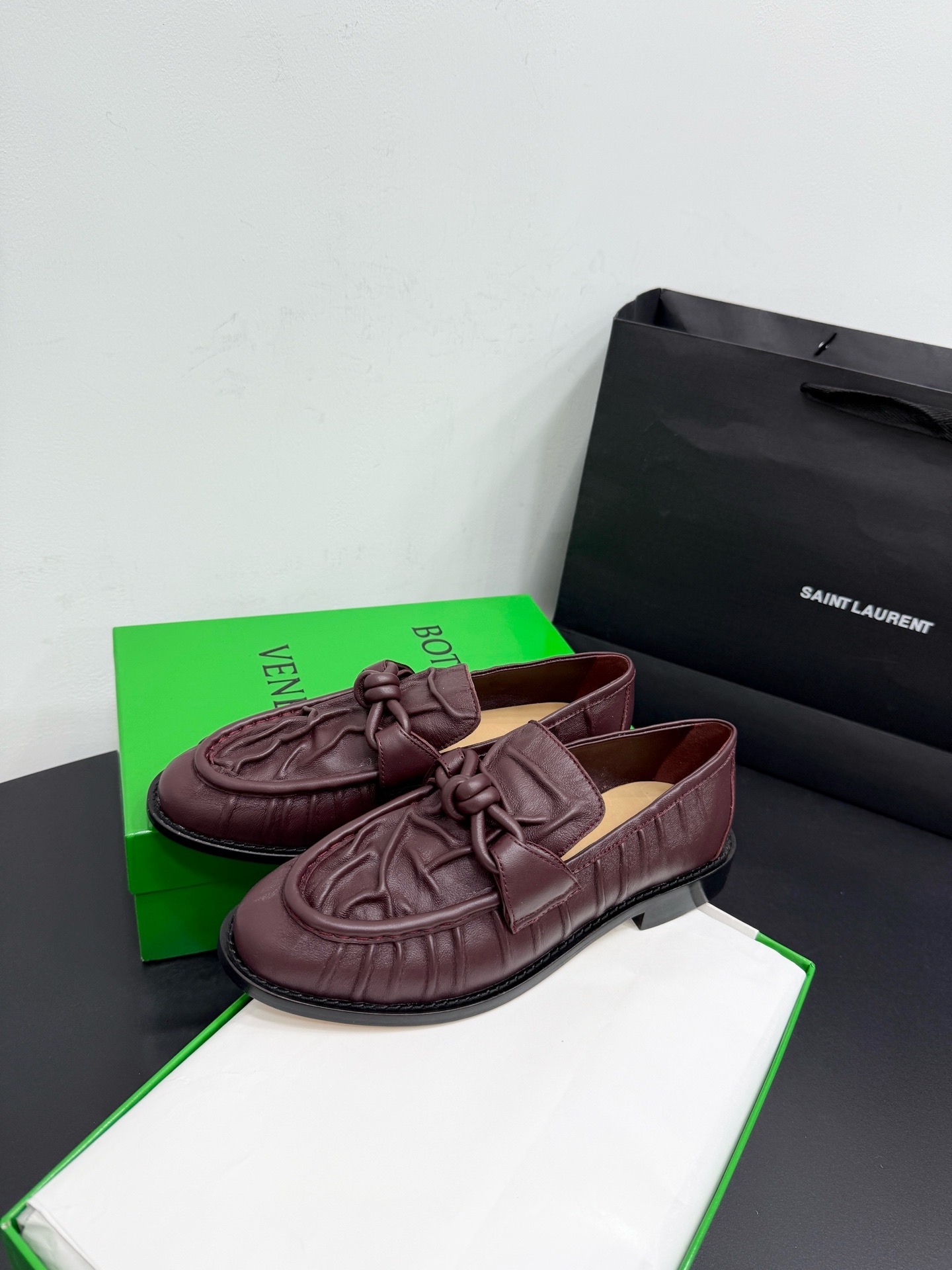 Лоферы женские Bottega Veneta Astaire бордового цвета