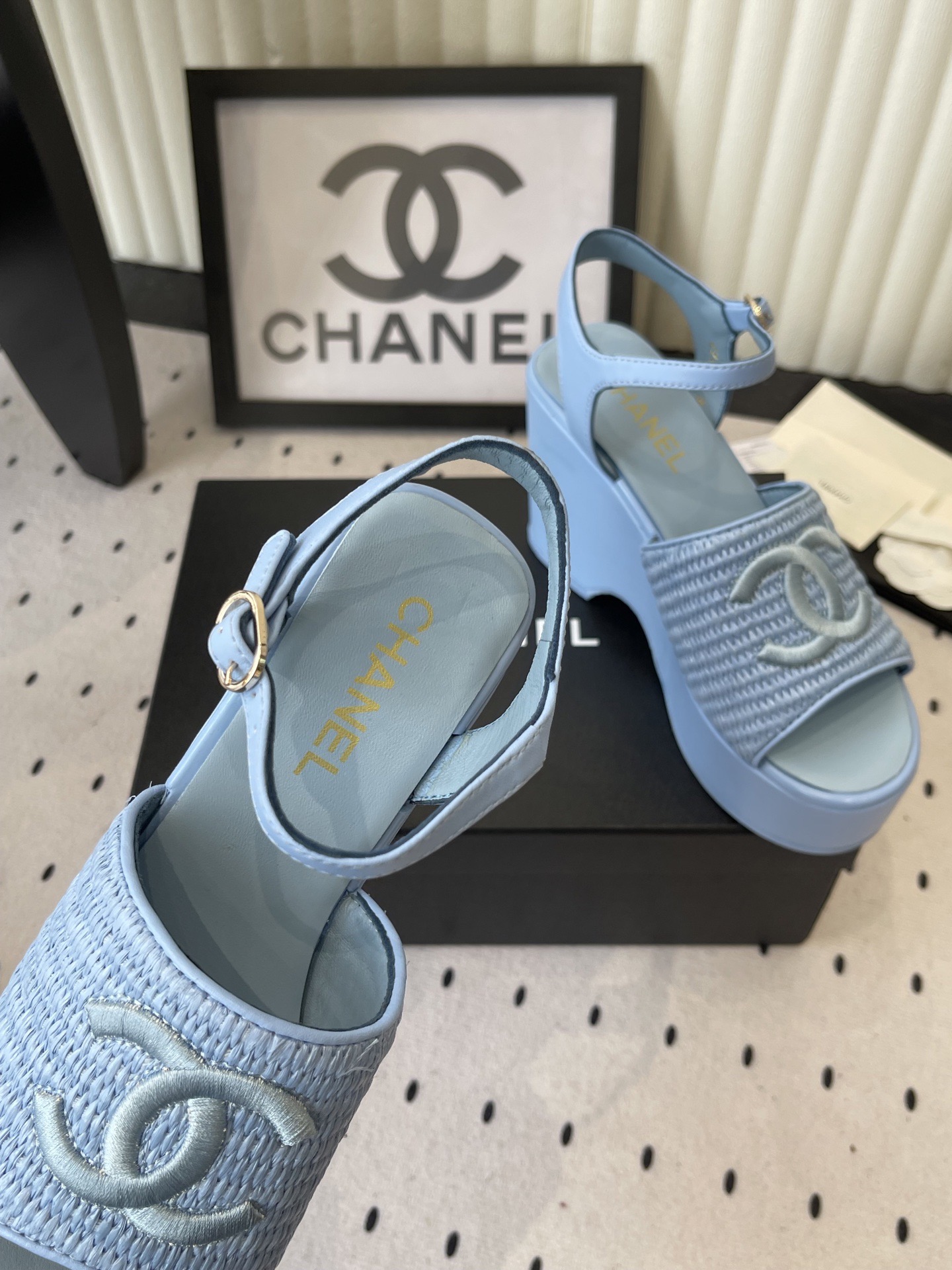 Босоножки женские в стиле Chanel с плетением голубого цвета на платформе