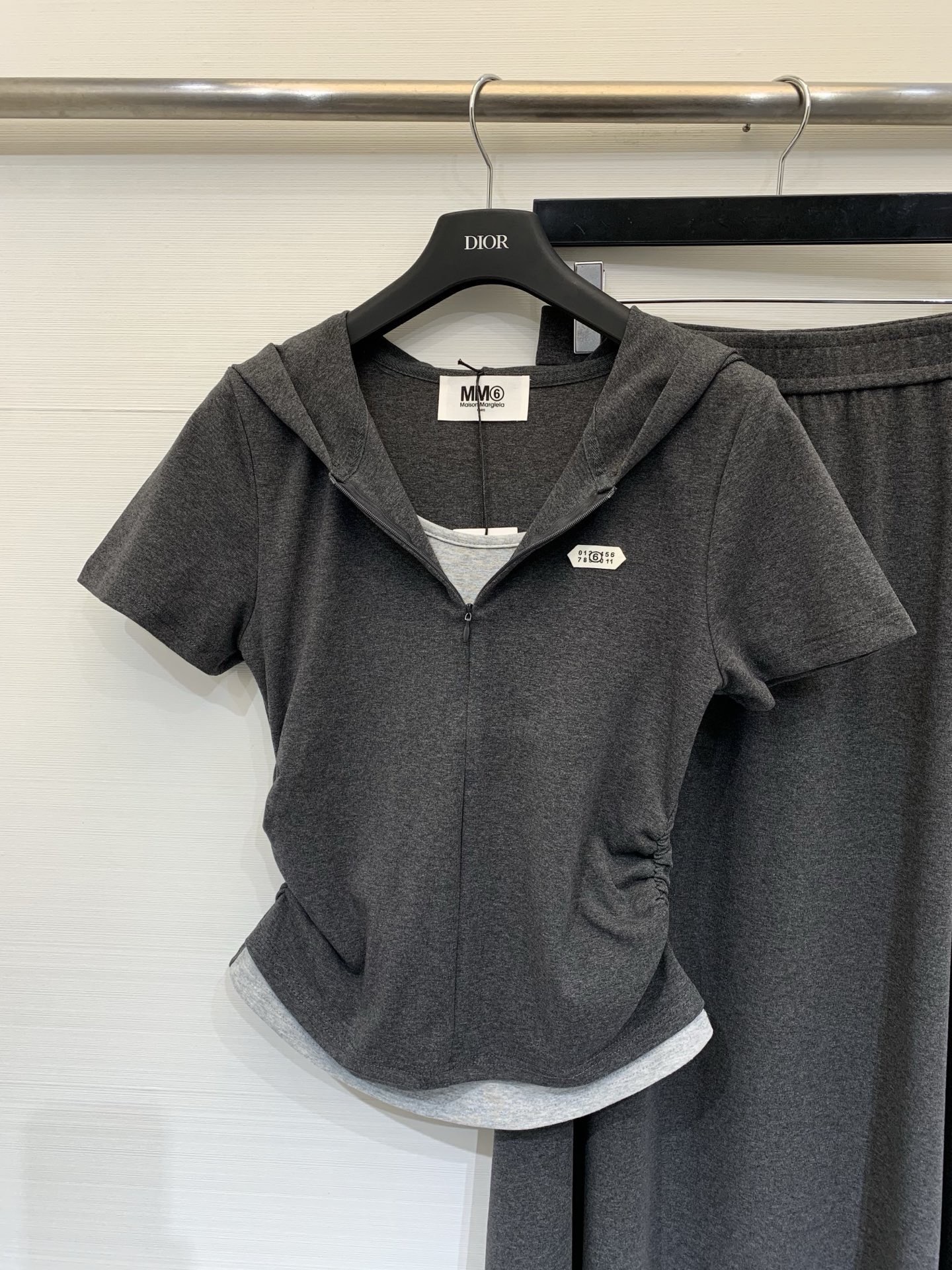 Костюм женский в стиле MM6 Maison Margiela  тёмно-серого цвета с топом и юбкой