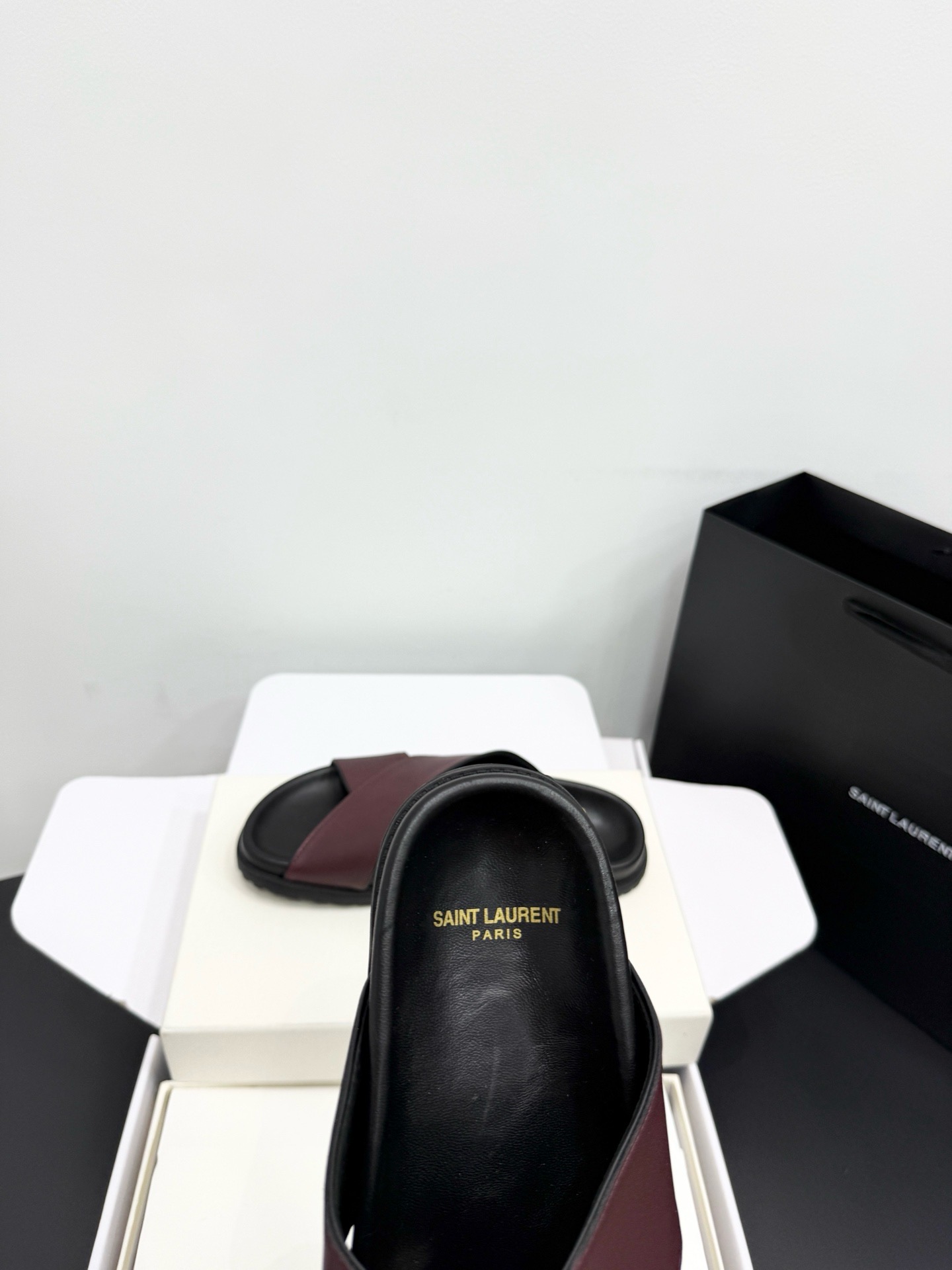 Шлепанцы женские в стиле Saint Laurent бордового цвета