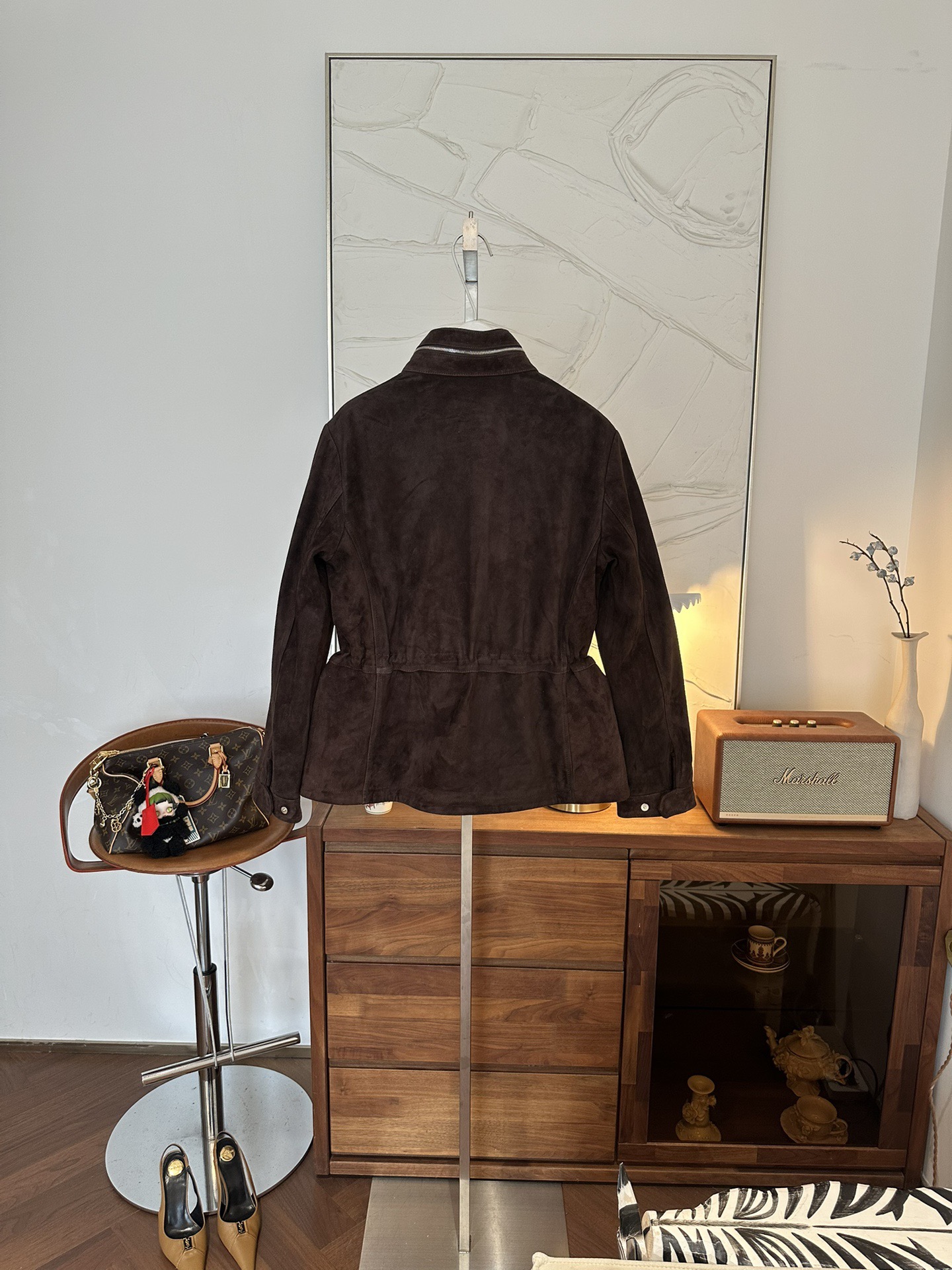 Куртка женская в стиле Loro Piana из натуральной замши тёмно-коричневого цвета с поясом