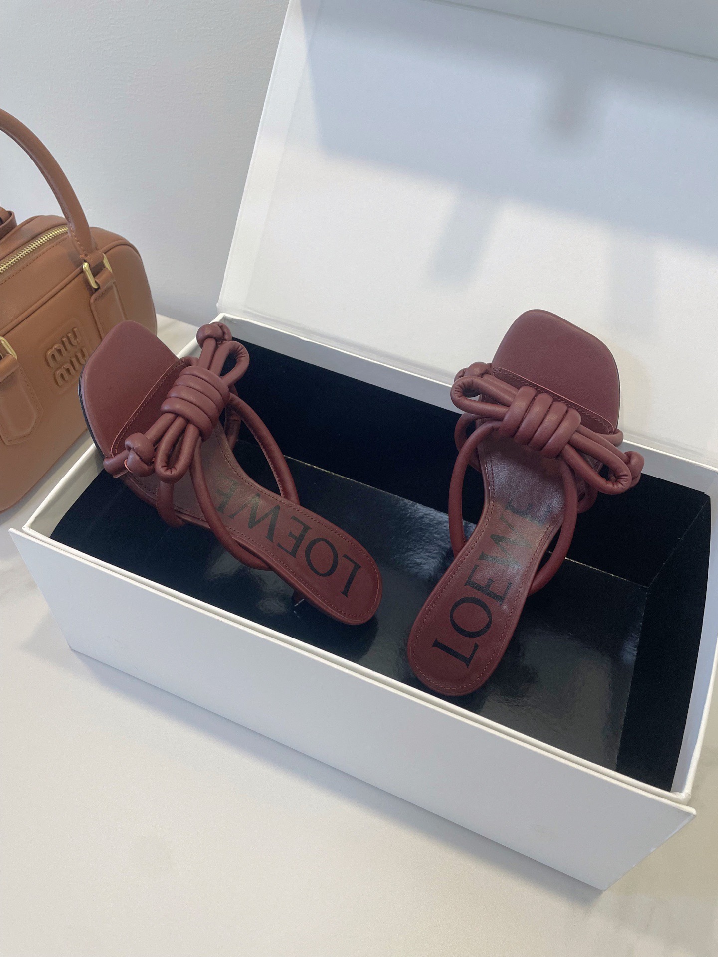 Мюли женские в стиле Loewe с узлом бордового цвета